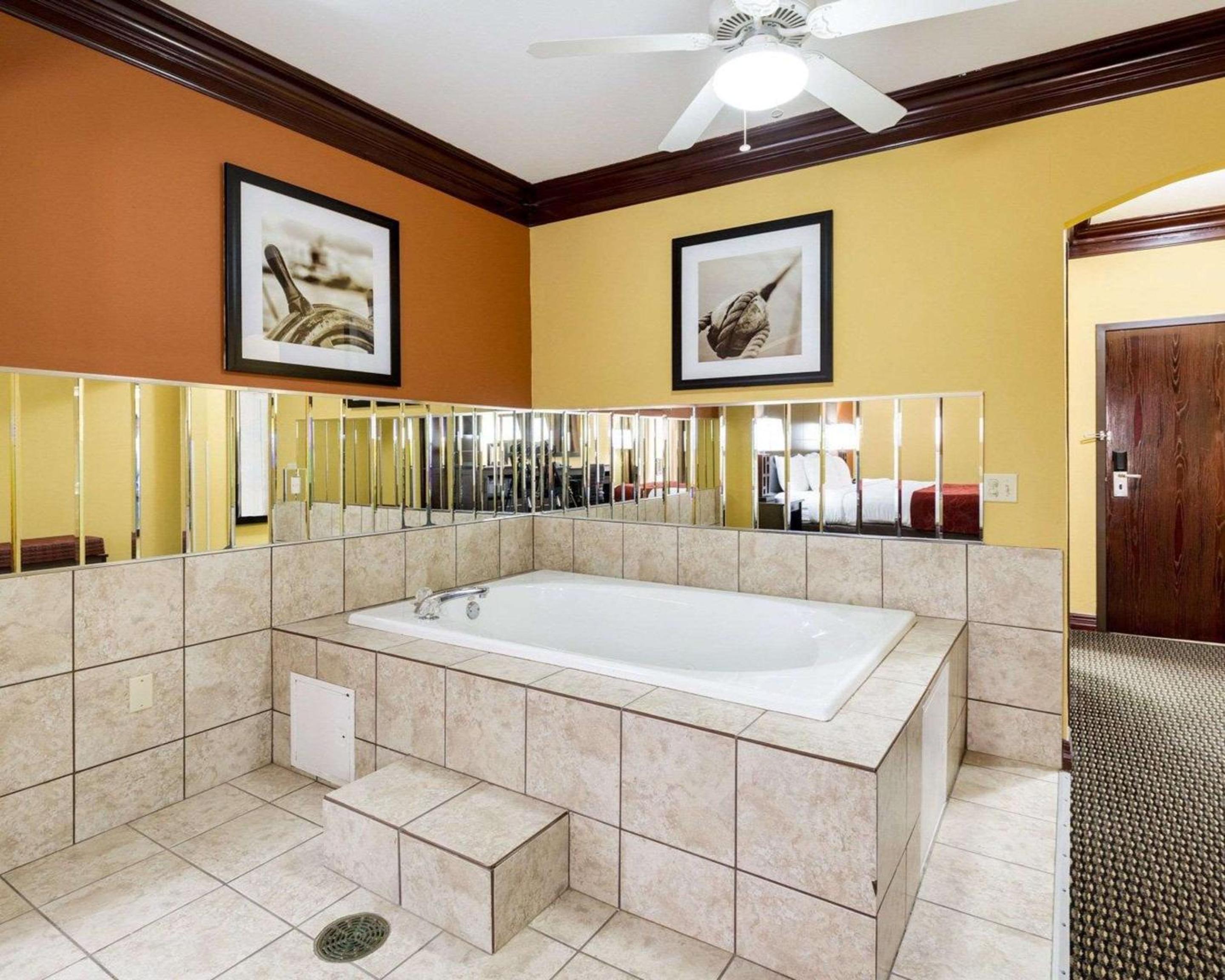 King Suite - Non-Smoking - Photo 3