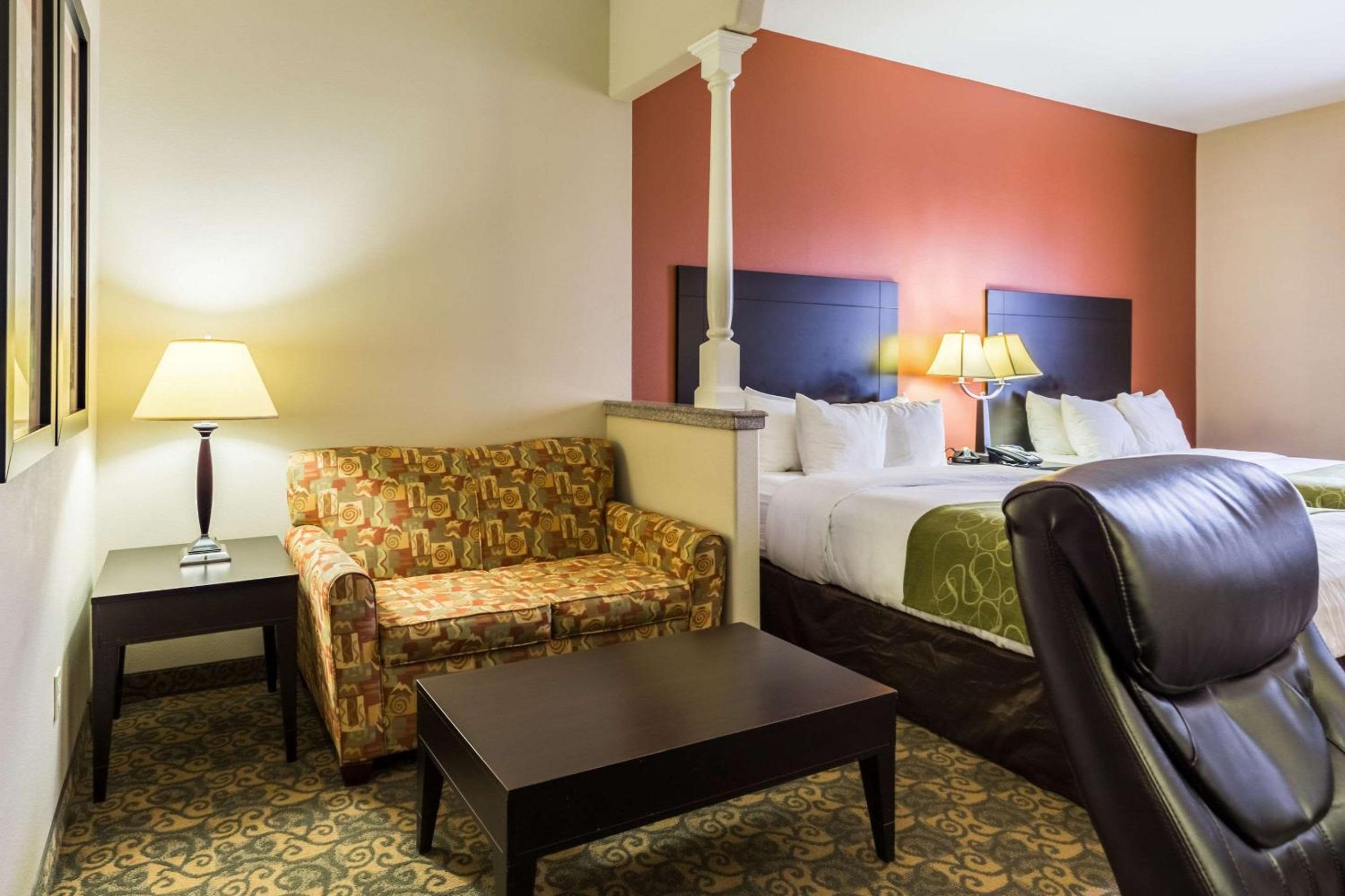 Queen Suite with Two Queen Beds - Non-Smoking - Photo 7