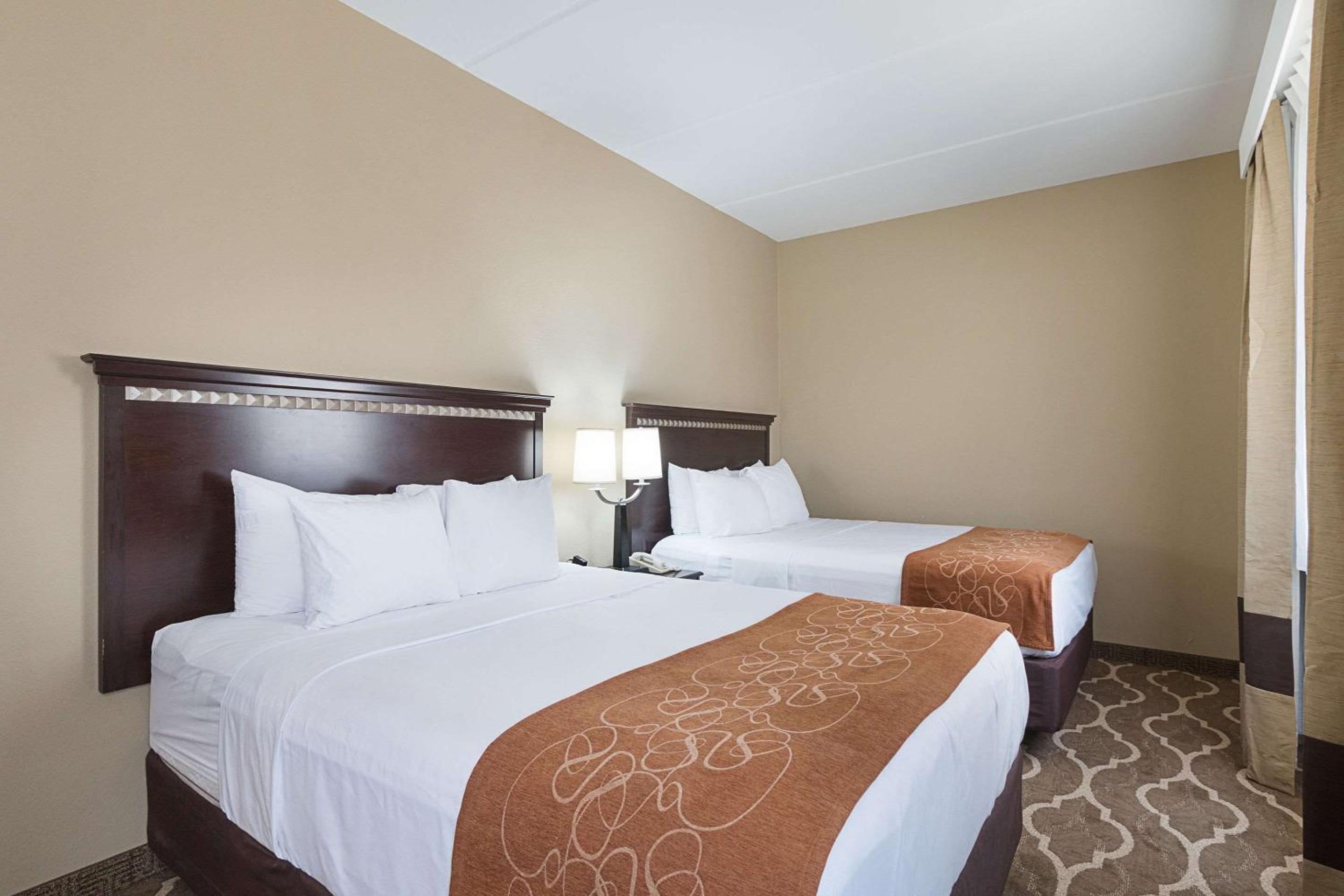 Queen Suite with Two Queen Beds - Non-Smoking - Photo 5
