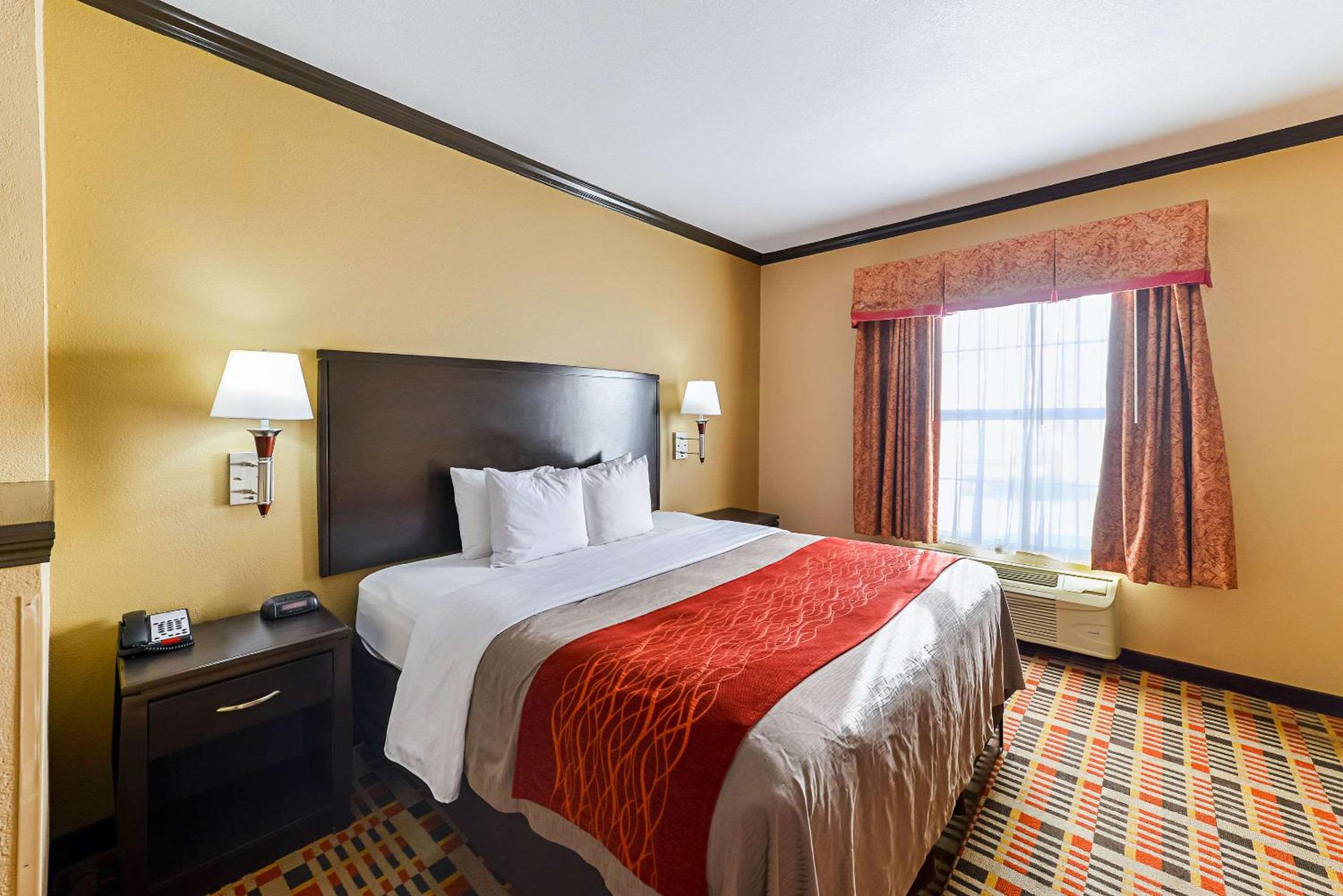King Suite - Non-Smoking - Photo 3