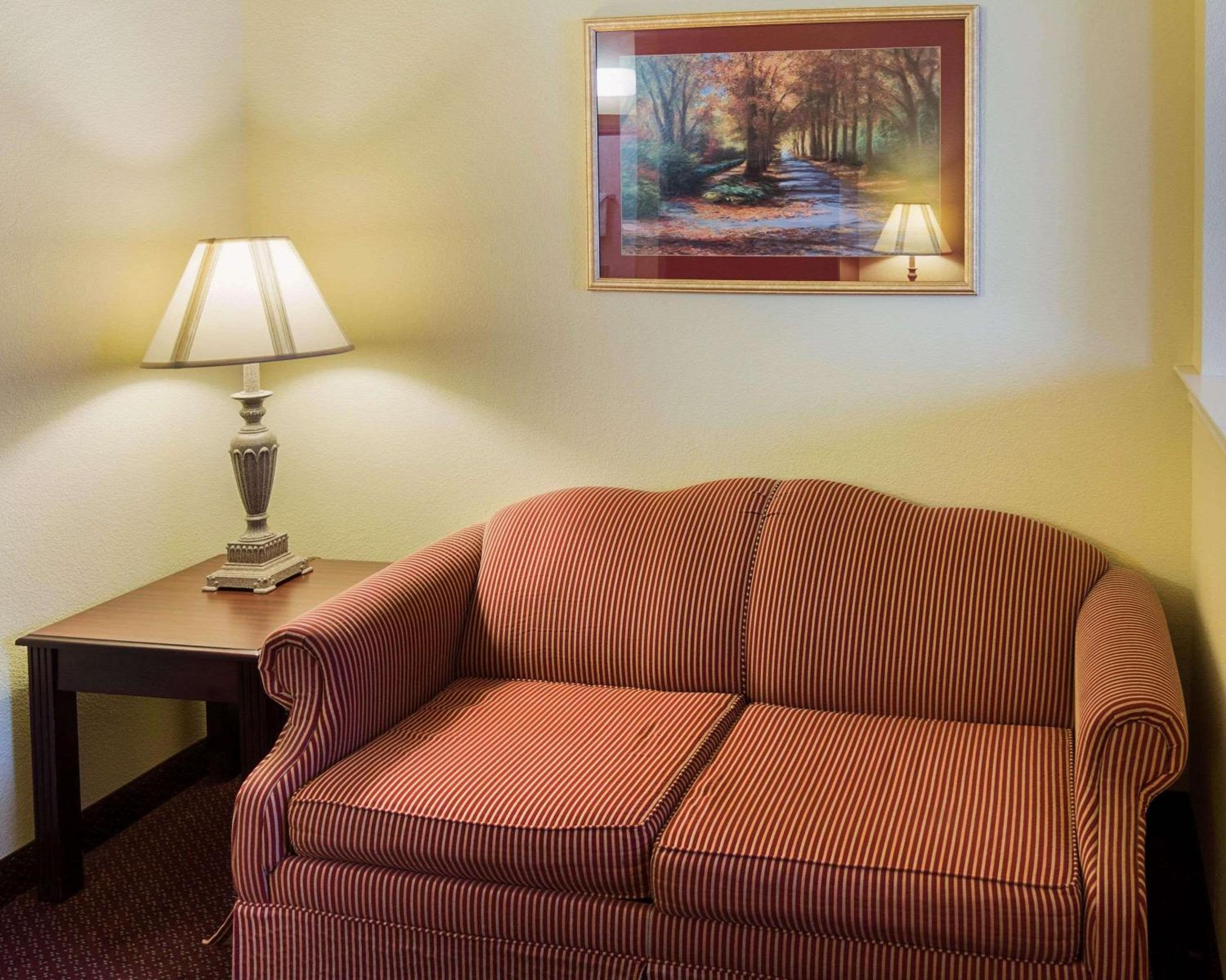 King Suite - Non-Smoking - Photo 6