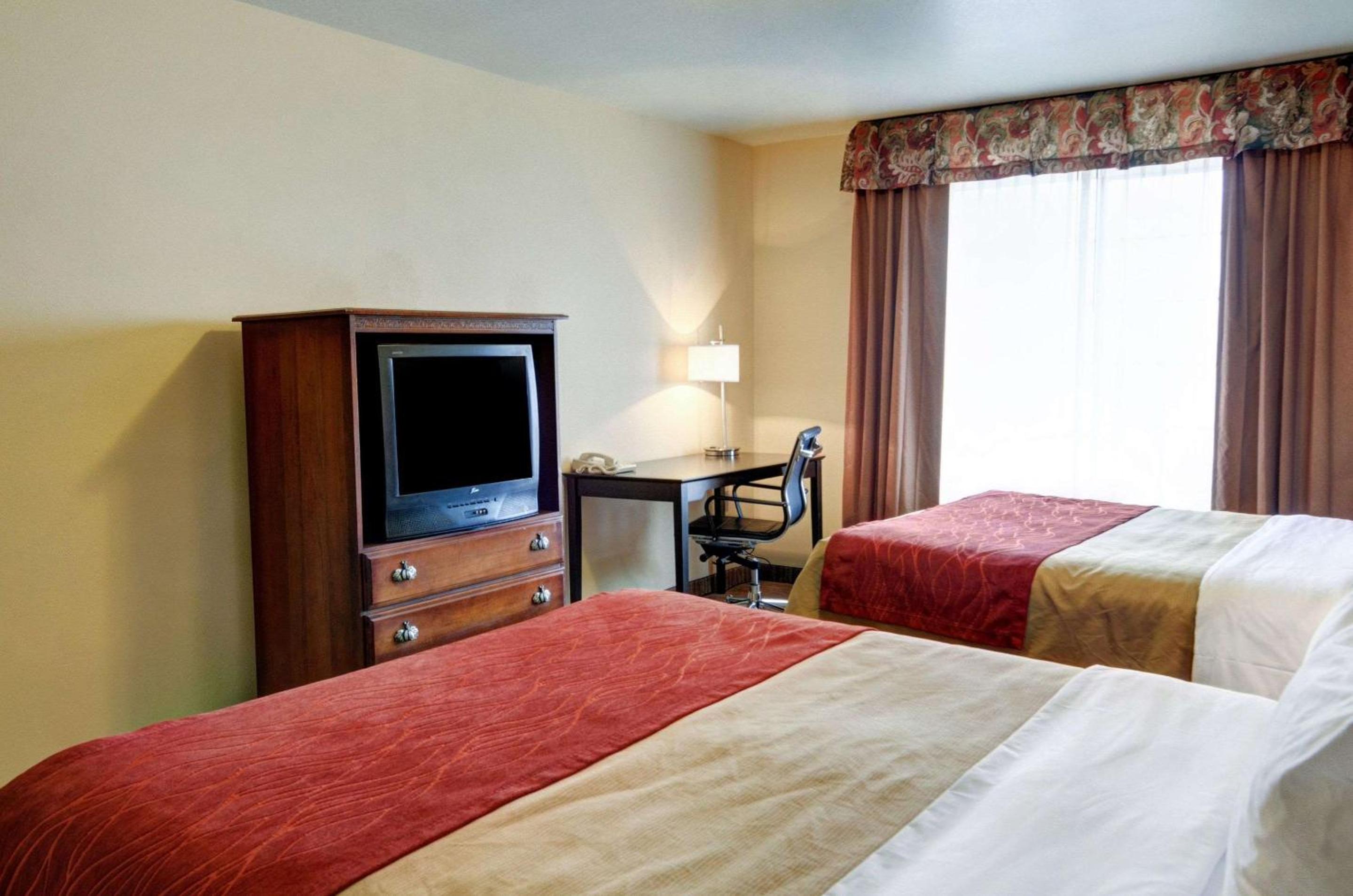 Standard Queen Room with Two Queen Beds - Non-Smoking - Photo 5