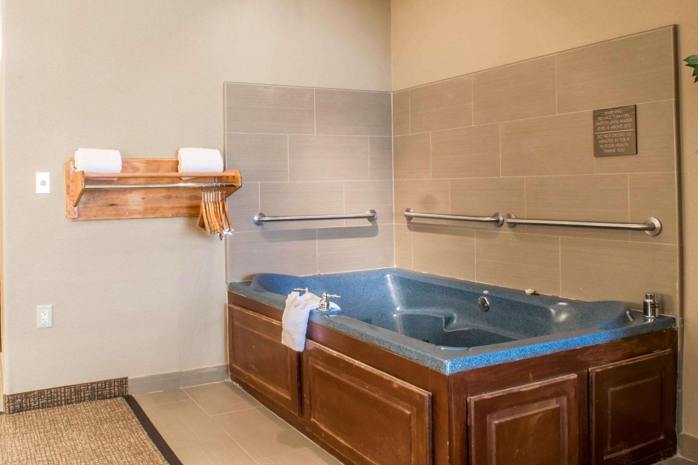King Room with Whirlpool Bath - Accessible/Non-Smoking - Photo 2