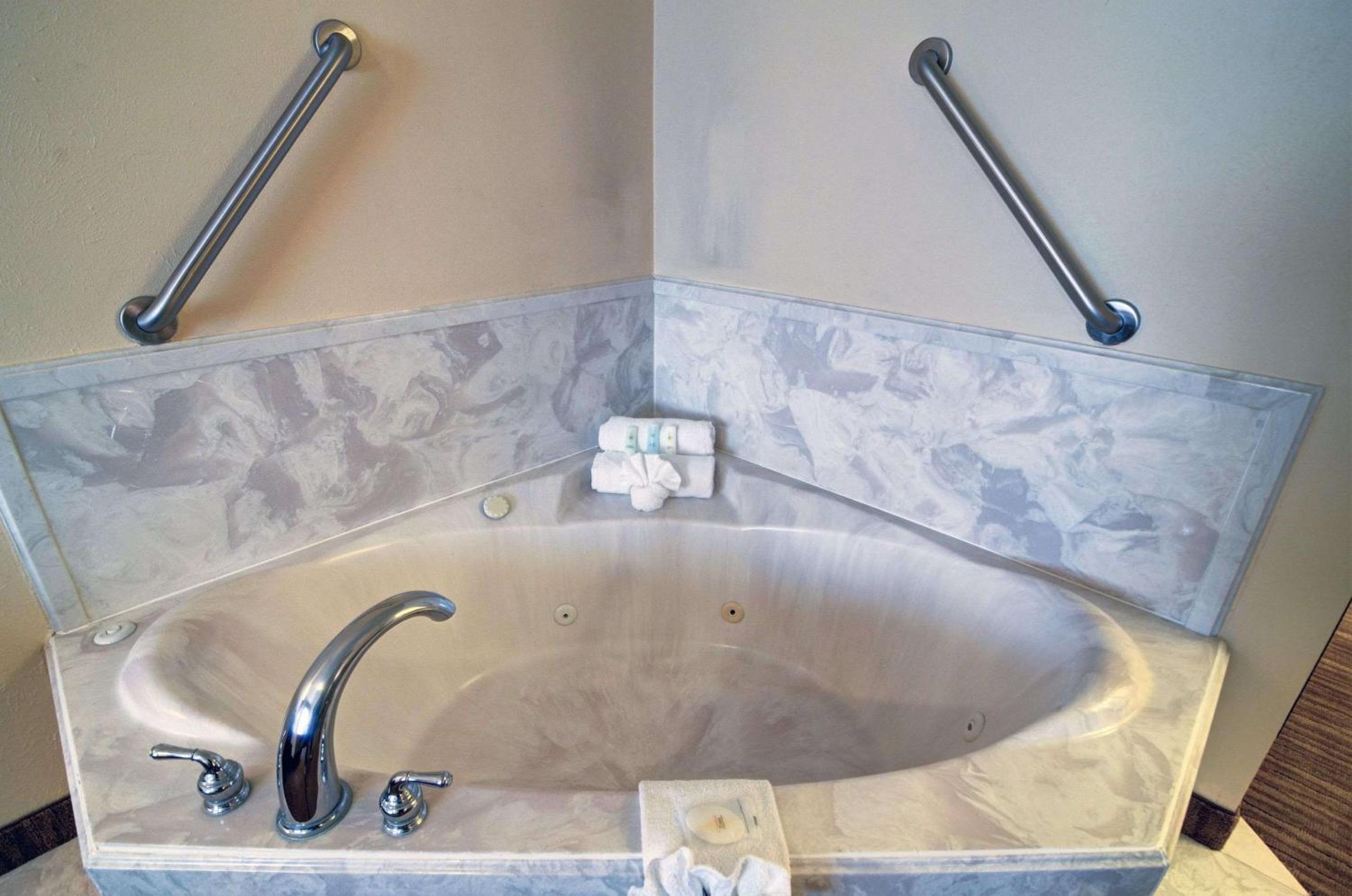 King Suite with Whirlpool - Non-Smoking photo 3