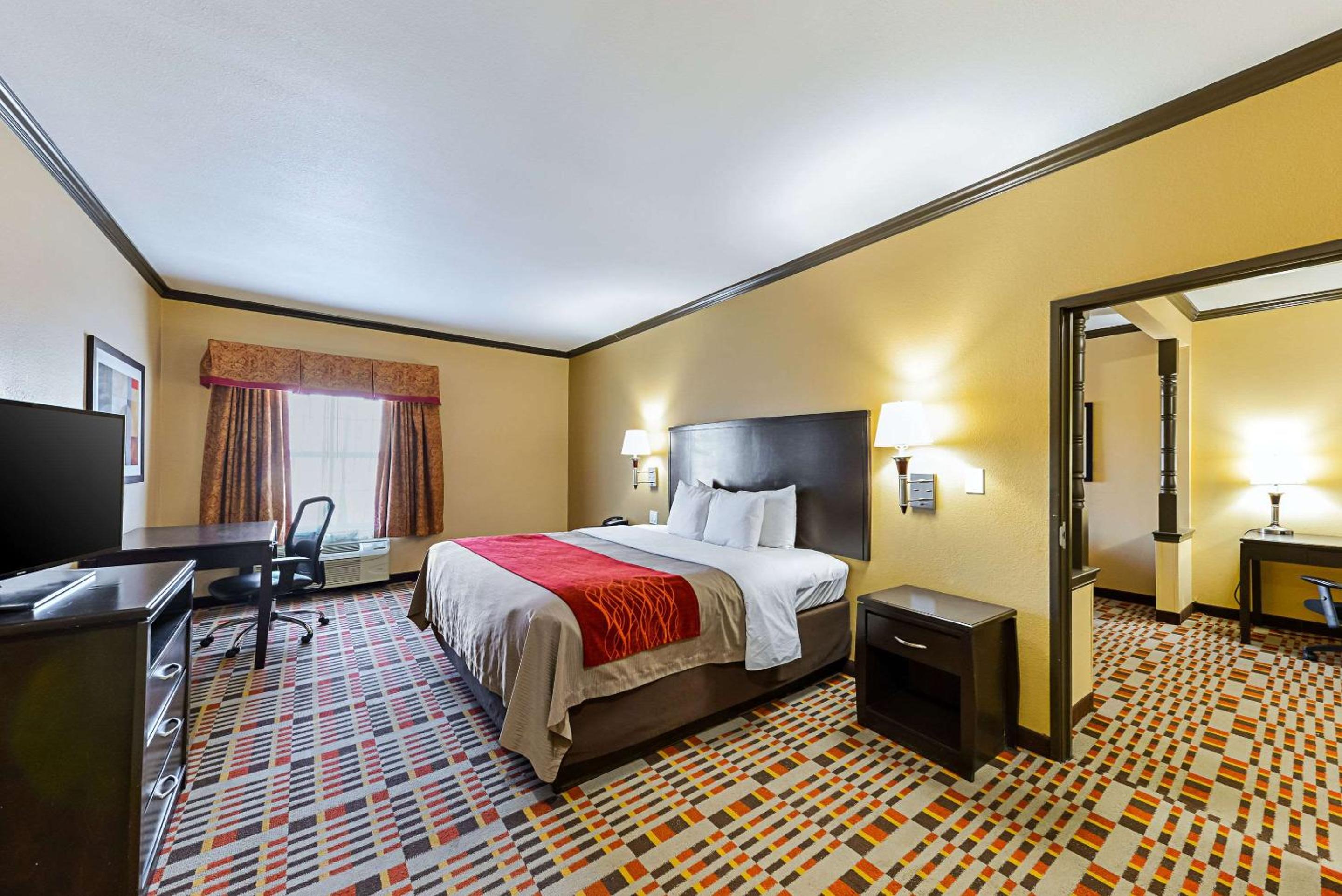 King Room with Two King Beds - Non-Smoking - Photo 3