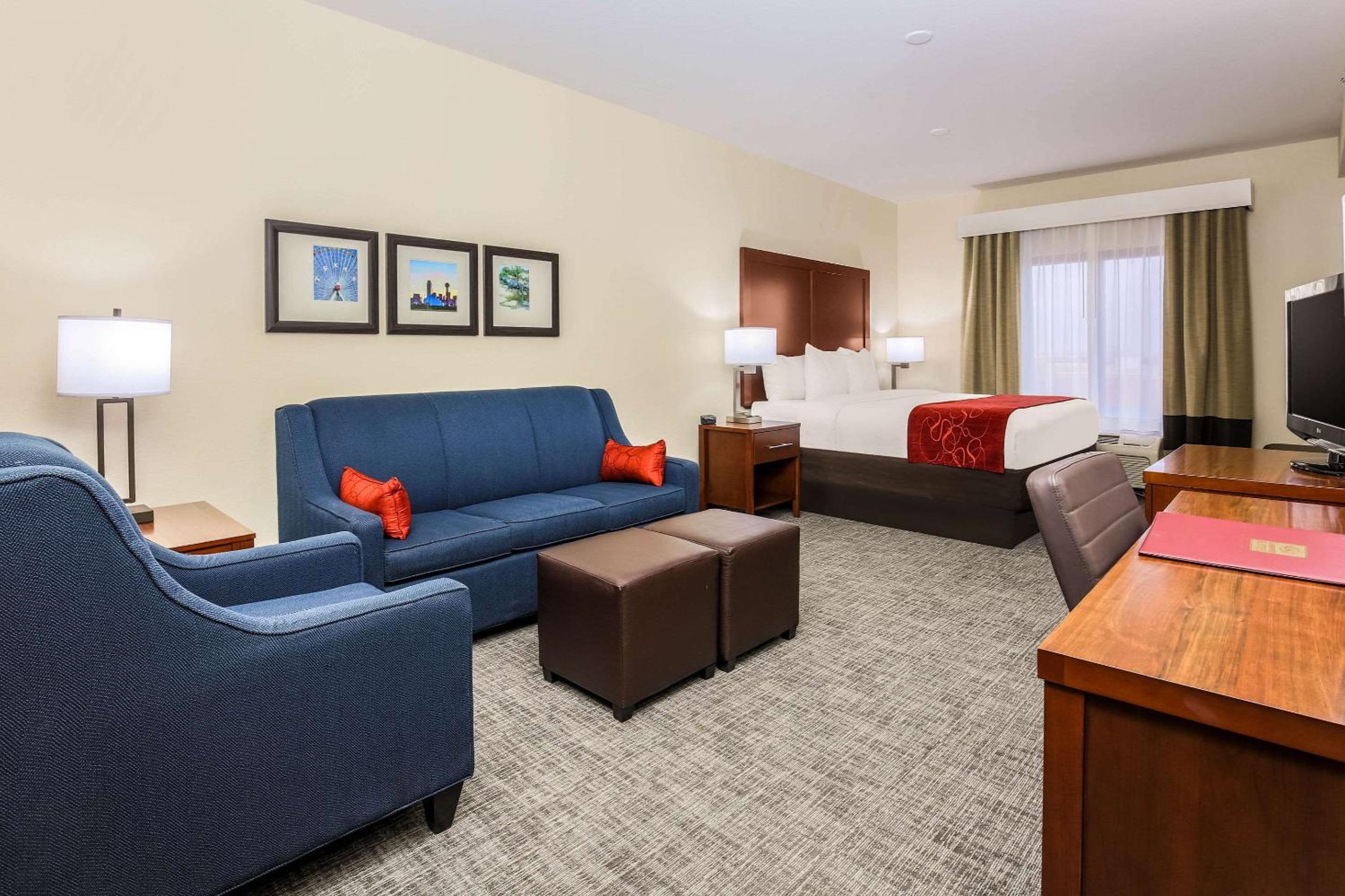 King Suite with Two King Beds and Sofa Bed - Non-Smoking - Photo 2