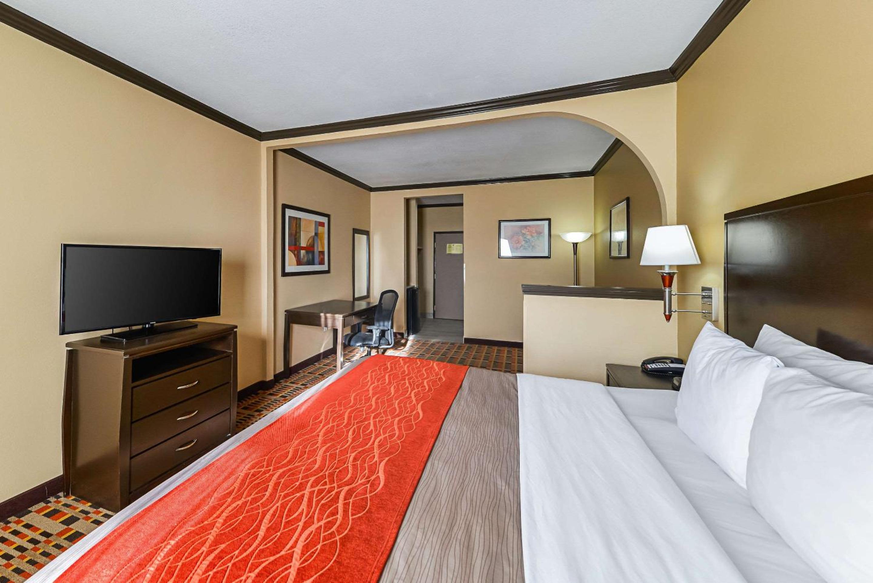 King Suite - Non-Smoking - Photo 4