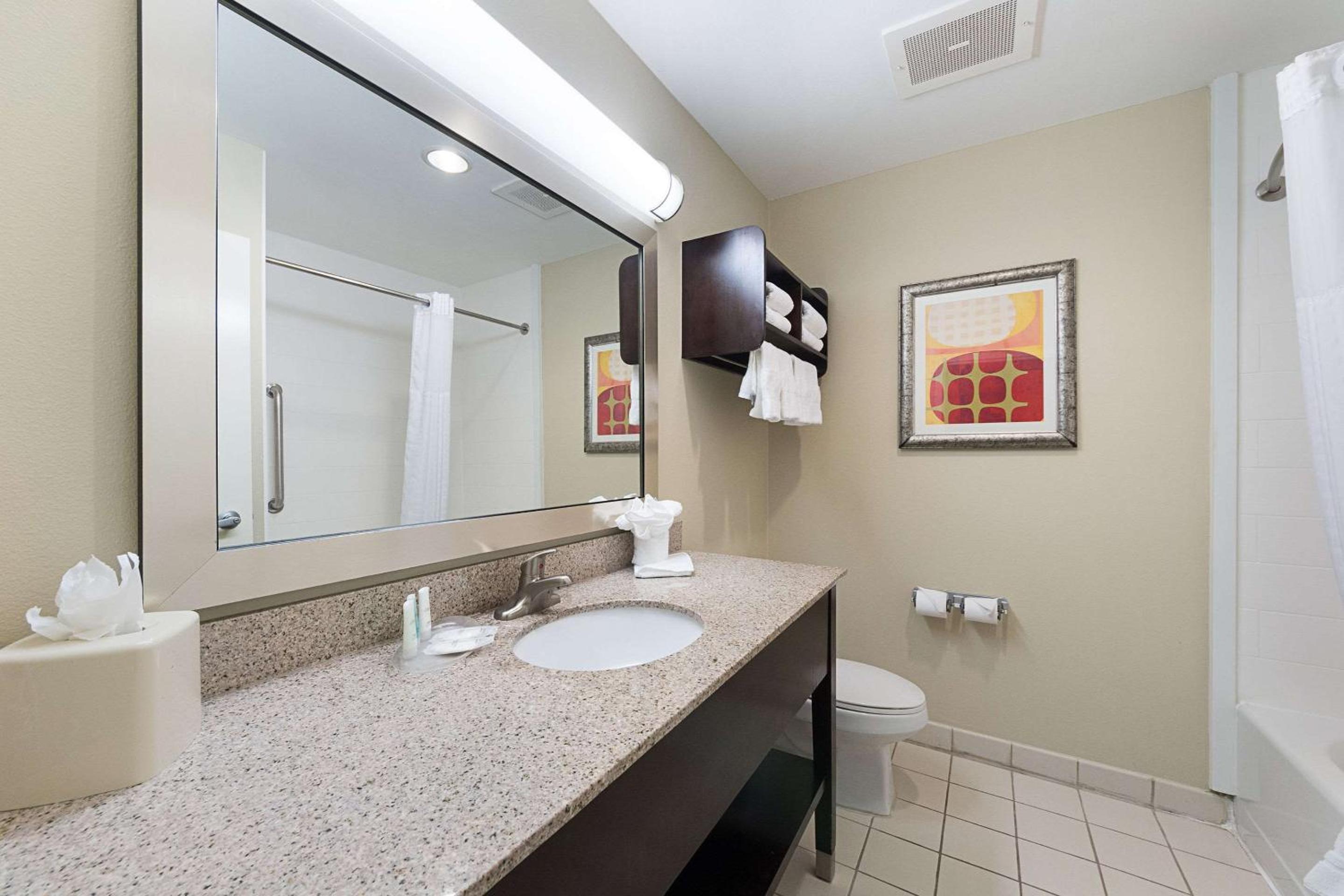 Queen Suite with Partial Ocean View - Non-Smoking - Photo 4