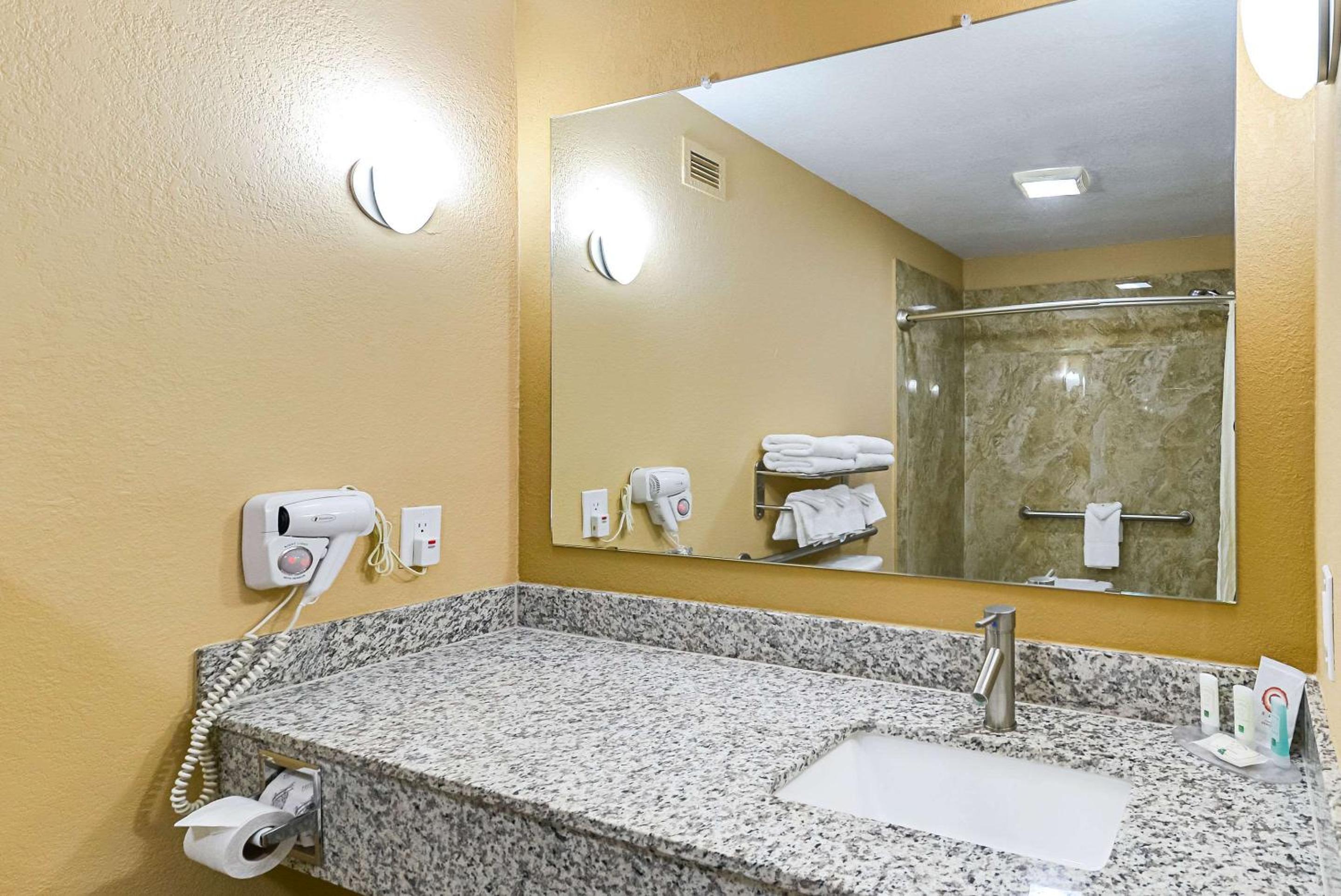 King Suite - Non-Smoking - Photo 5