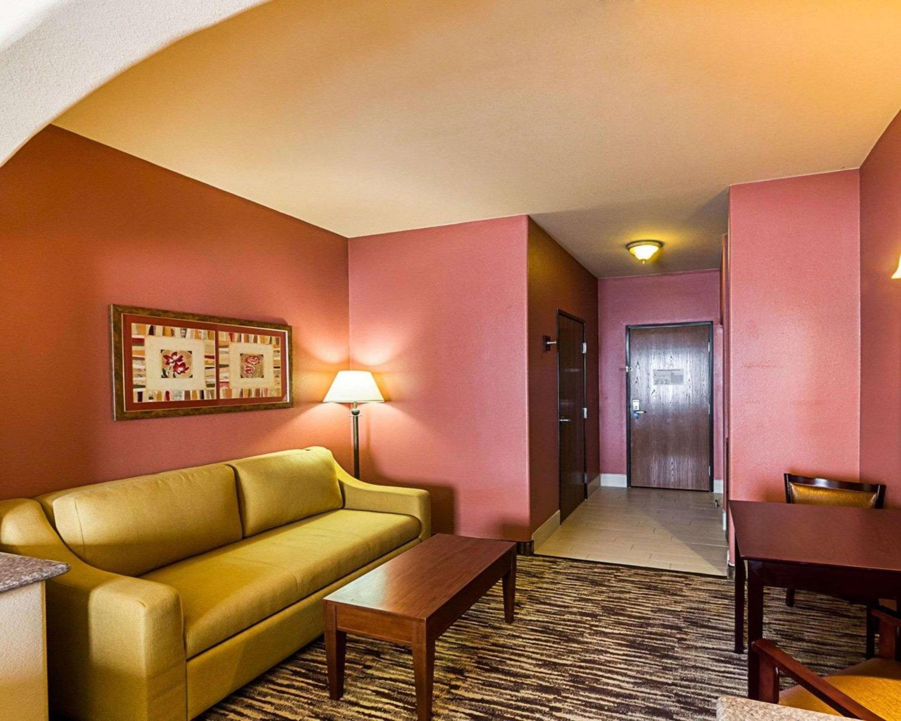 Queen Suite with Two Queen Beds - Non-Smoking - Photo 1