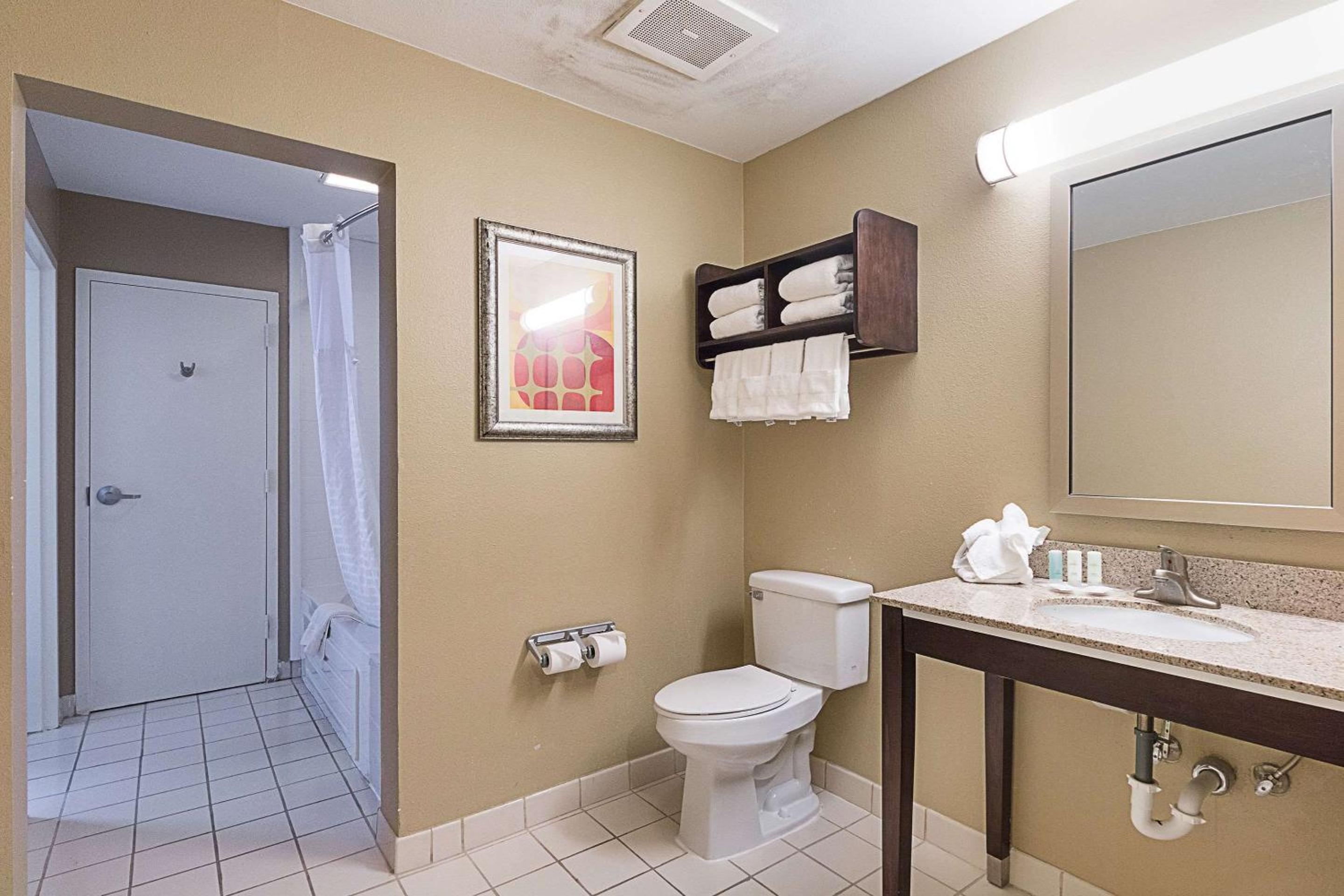 Queen Suite with Two Queen Beds - Non-Smoking - Photo 4