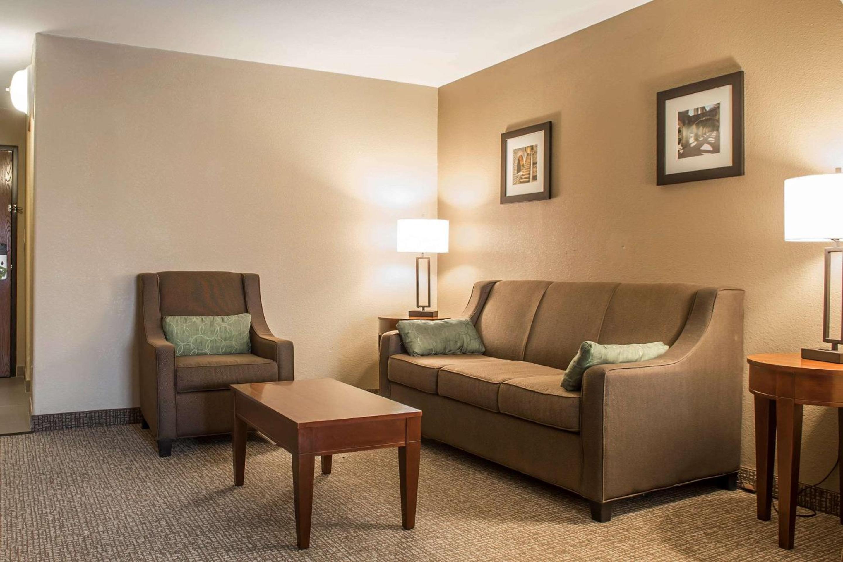 King Suite - Non-Smoking - Photo 3