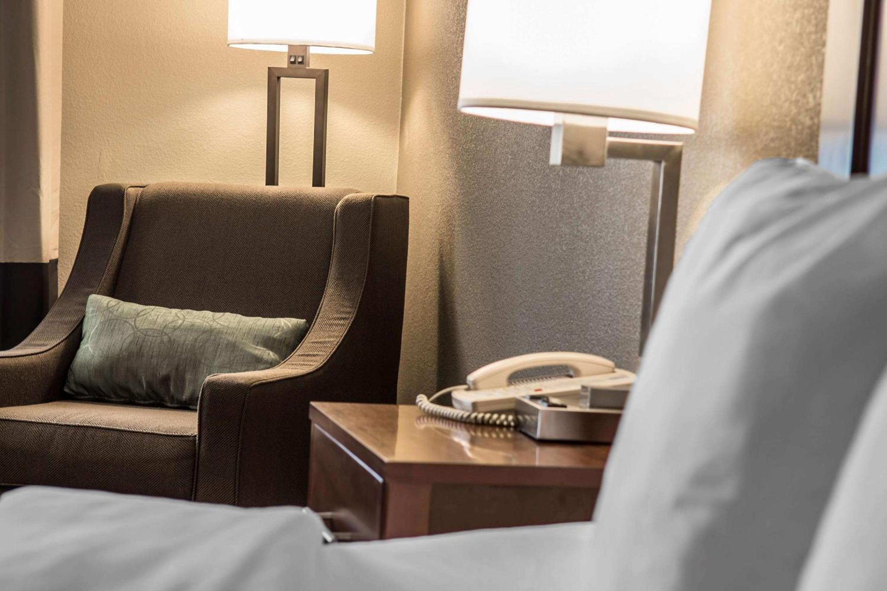 King Room - Non-Smoking - Photo 5