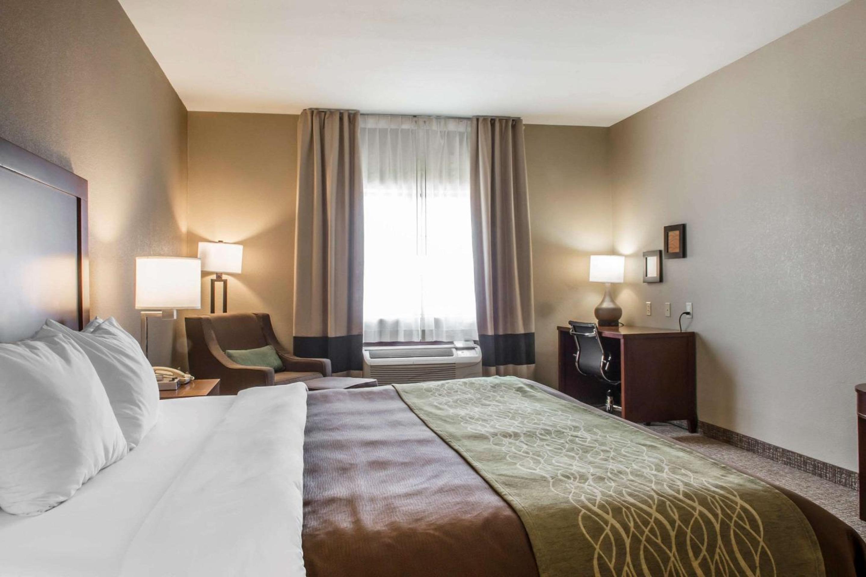King Room with Whirlpool Bath - Accessible/Non-Smoking - Photo 1