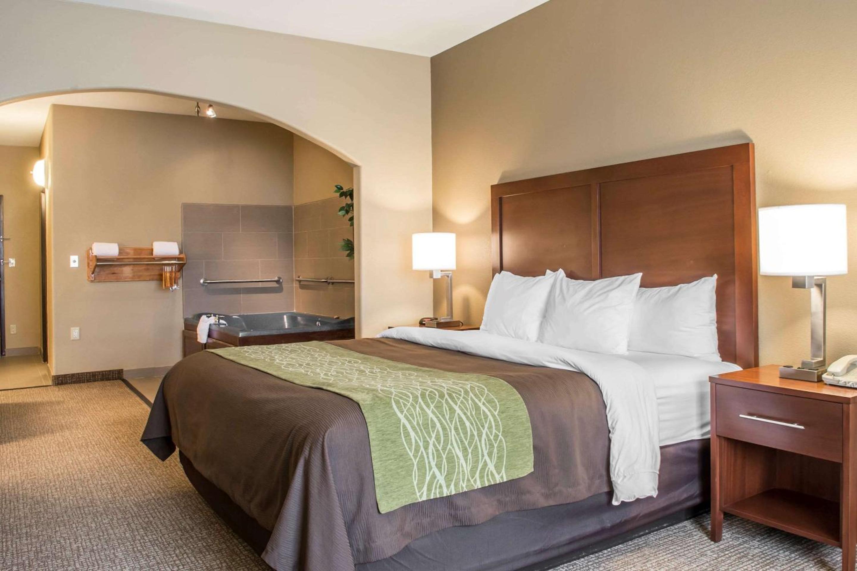 King Room with Whirlpool Bath - Accessible/Non-Smoking - Photo 3