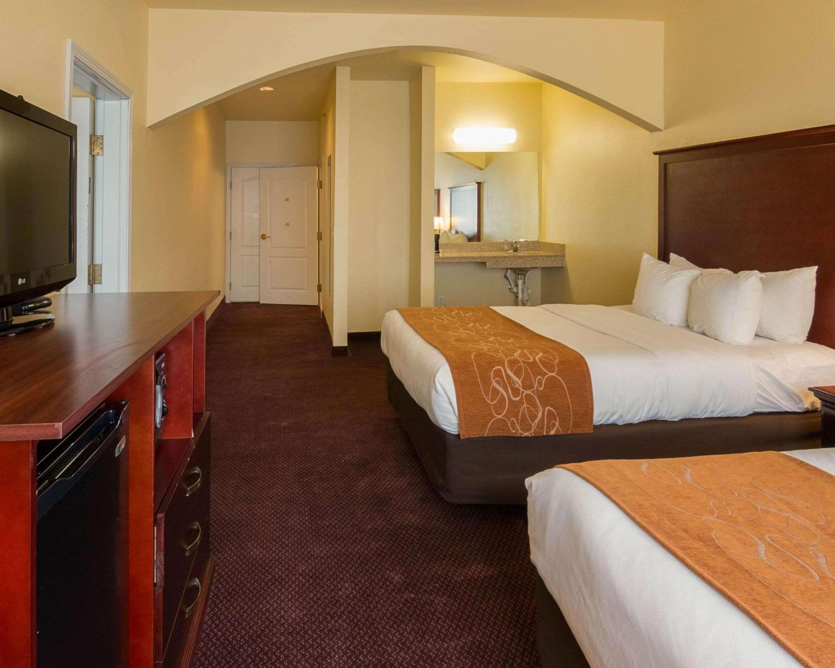 Queen Suite with Two Queen Beds - Non-Smoking - Photo 8