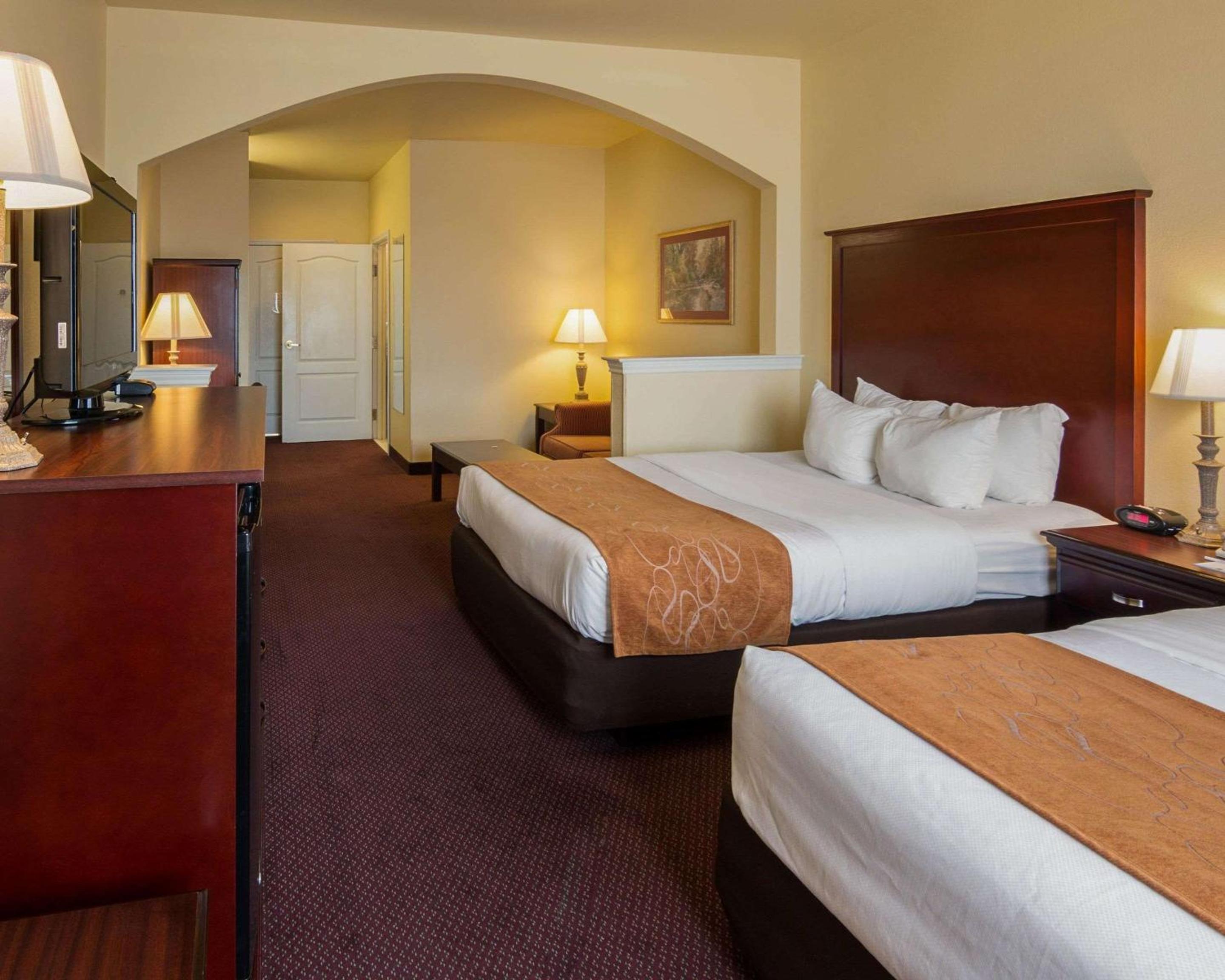 Queen Suite with Two Queen Beds - Non-Smoking - Photo 2