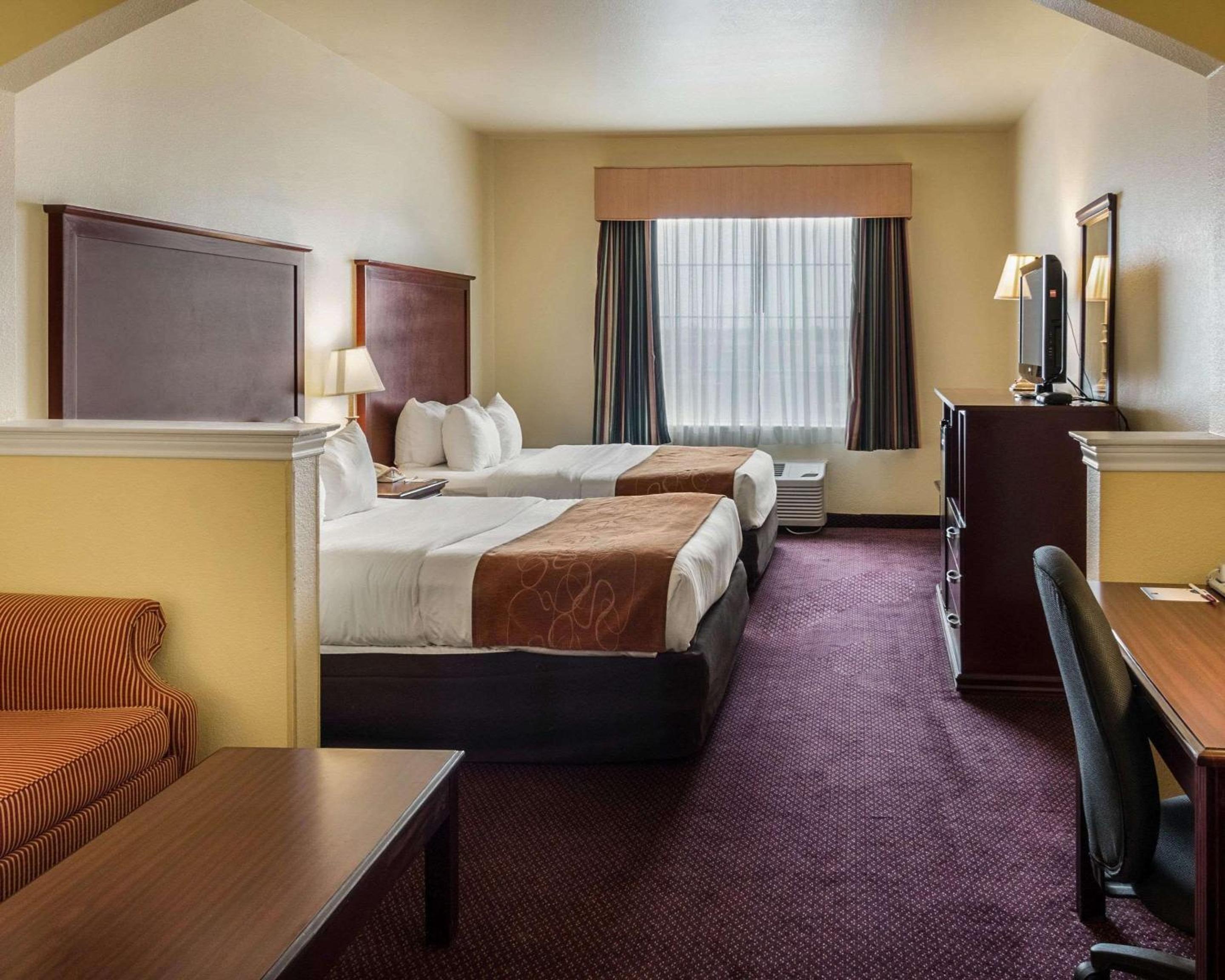Queen Suite with Two Queen Beds - Non-Smoking - Photo 3