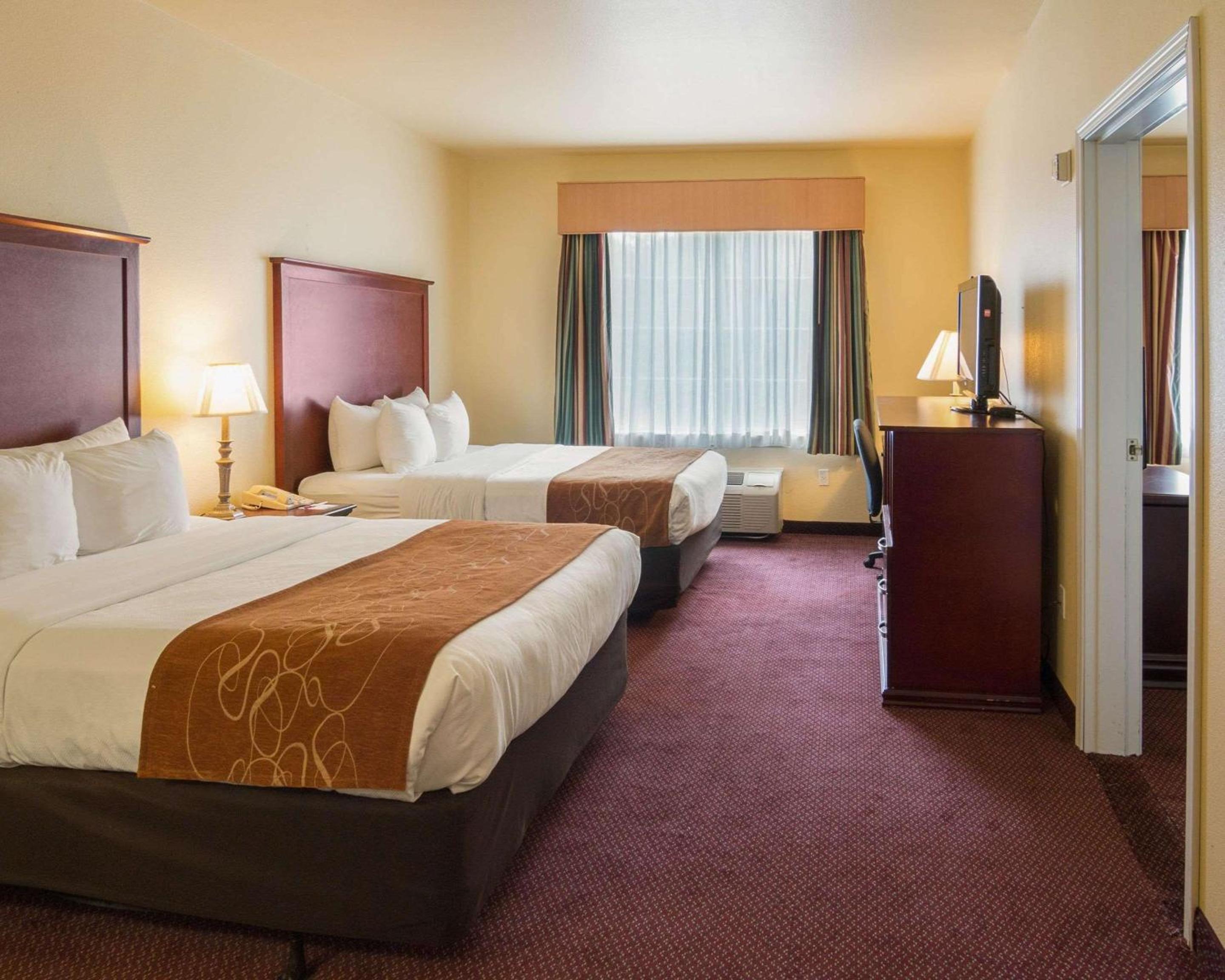 Queen Suite with Two Queen Beds - Non-Smoking - Photo 9