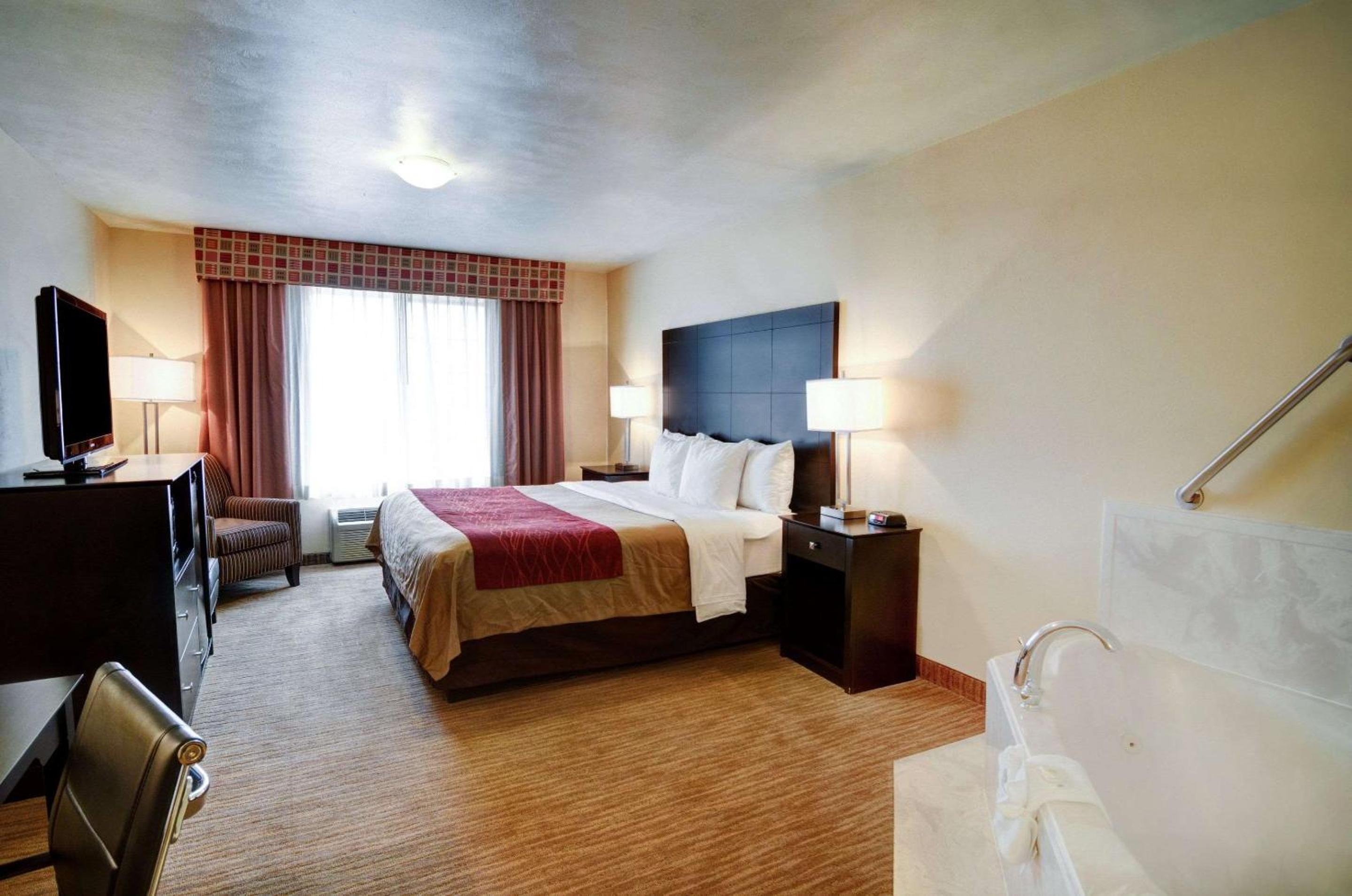 King Suite with Whirlpool - Non-Smoking photo 2