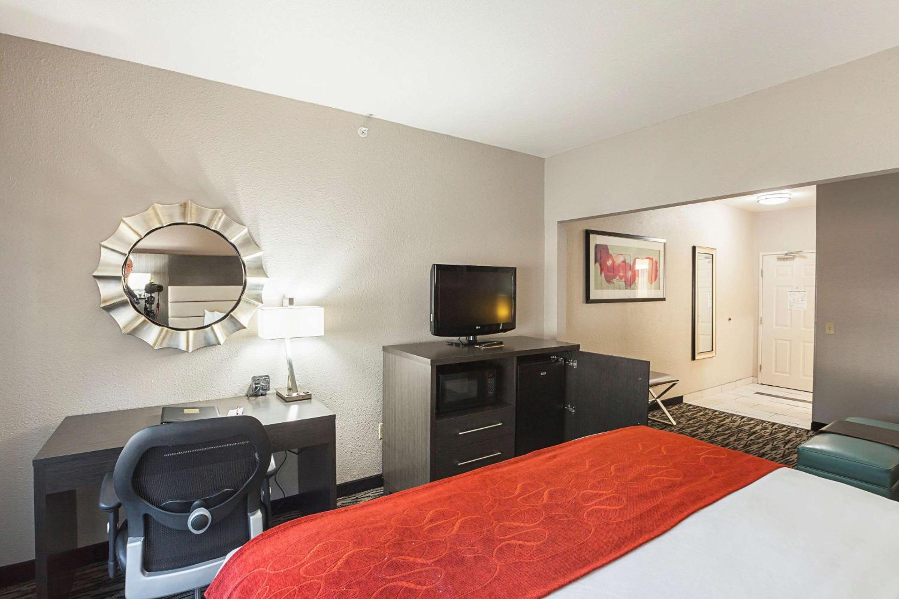 King Suite - Non-Smoking - Photo 1