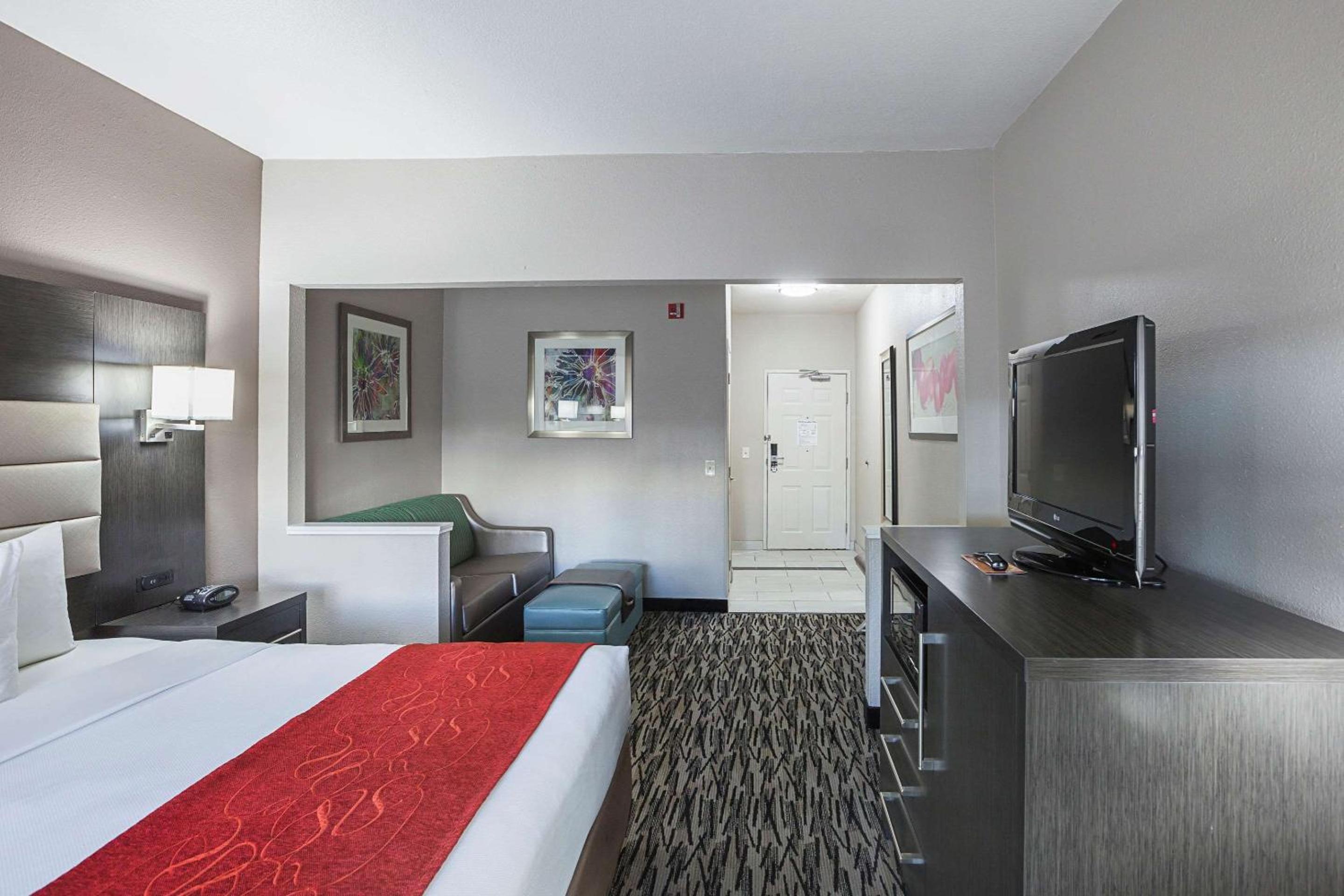 King Suite - Non-Smoking - Photo 4