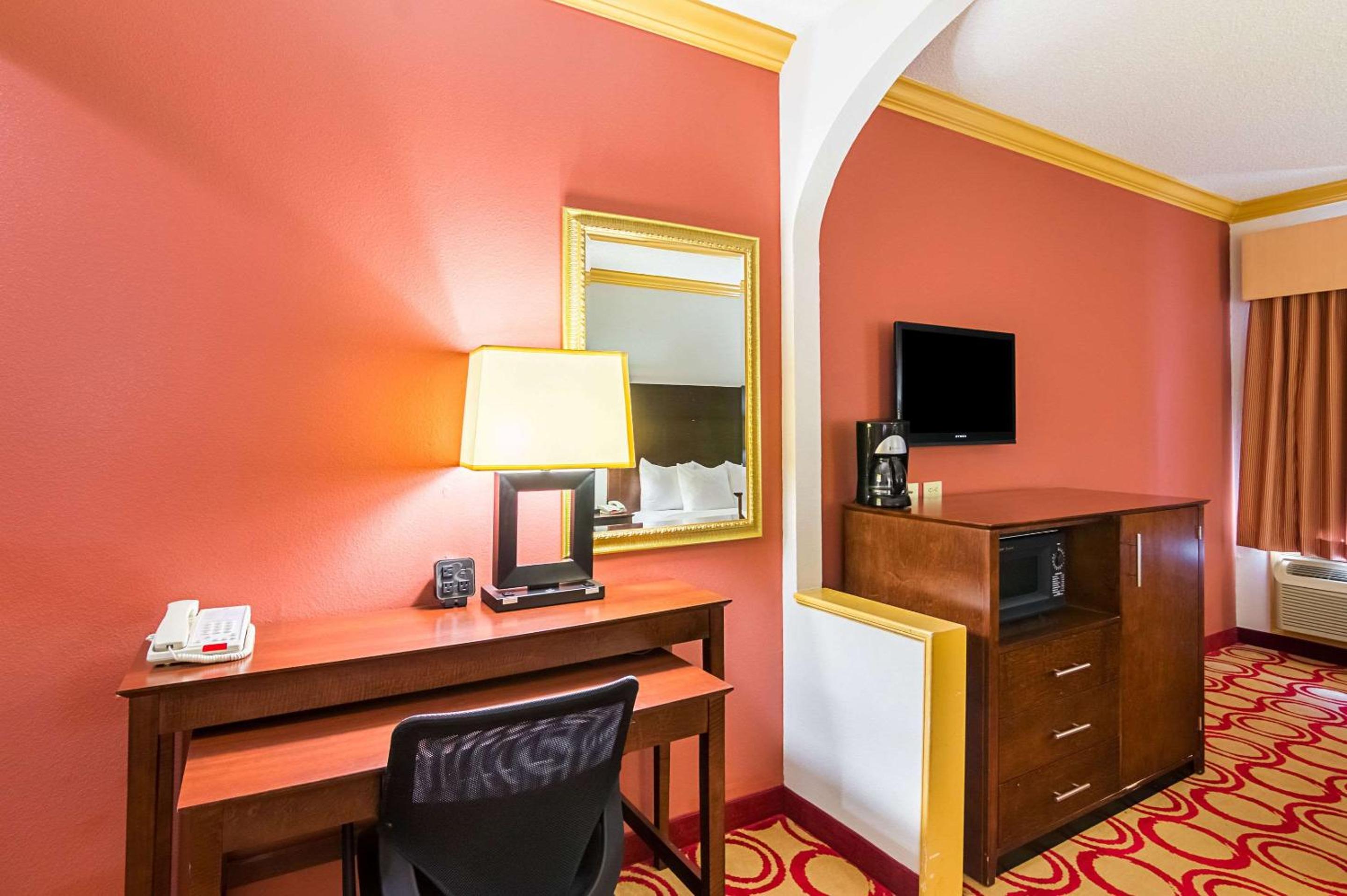 King Suite with Accessible Tub - Accessible/Non-Smoking - Photo 2