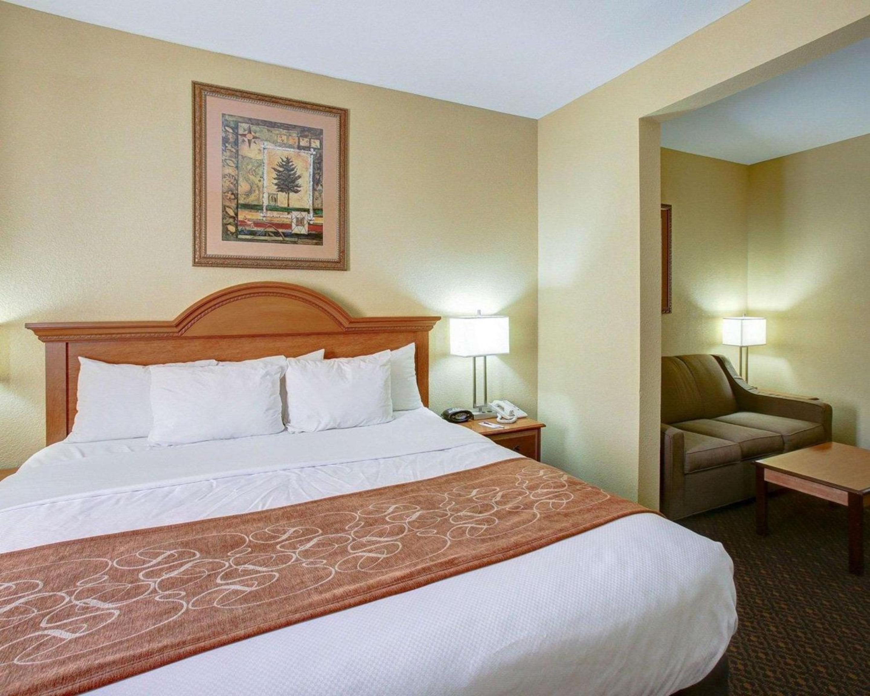 King Suite - Non-Smoking - Photo 5