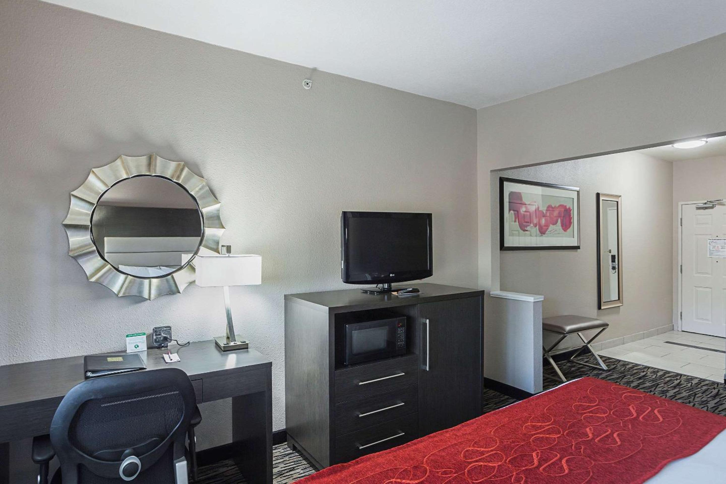 King Suite - Non-Smoking - Photo 2