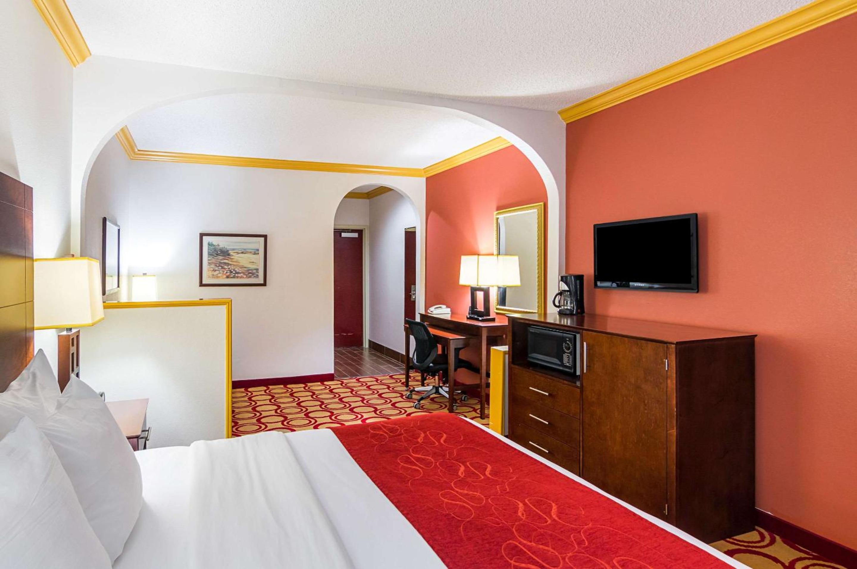 King Suite with Accessible Tub - Accessible/Non-Smoking - Photo 3