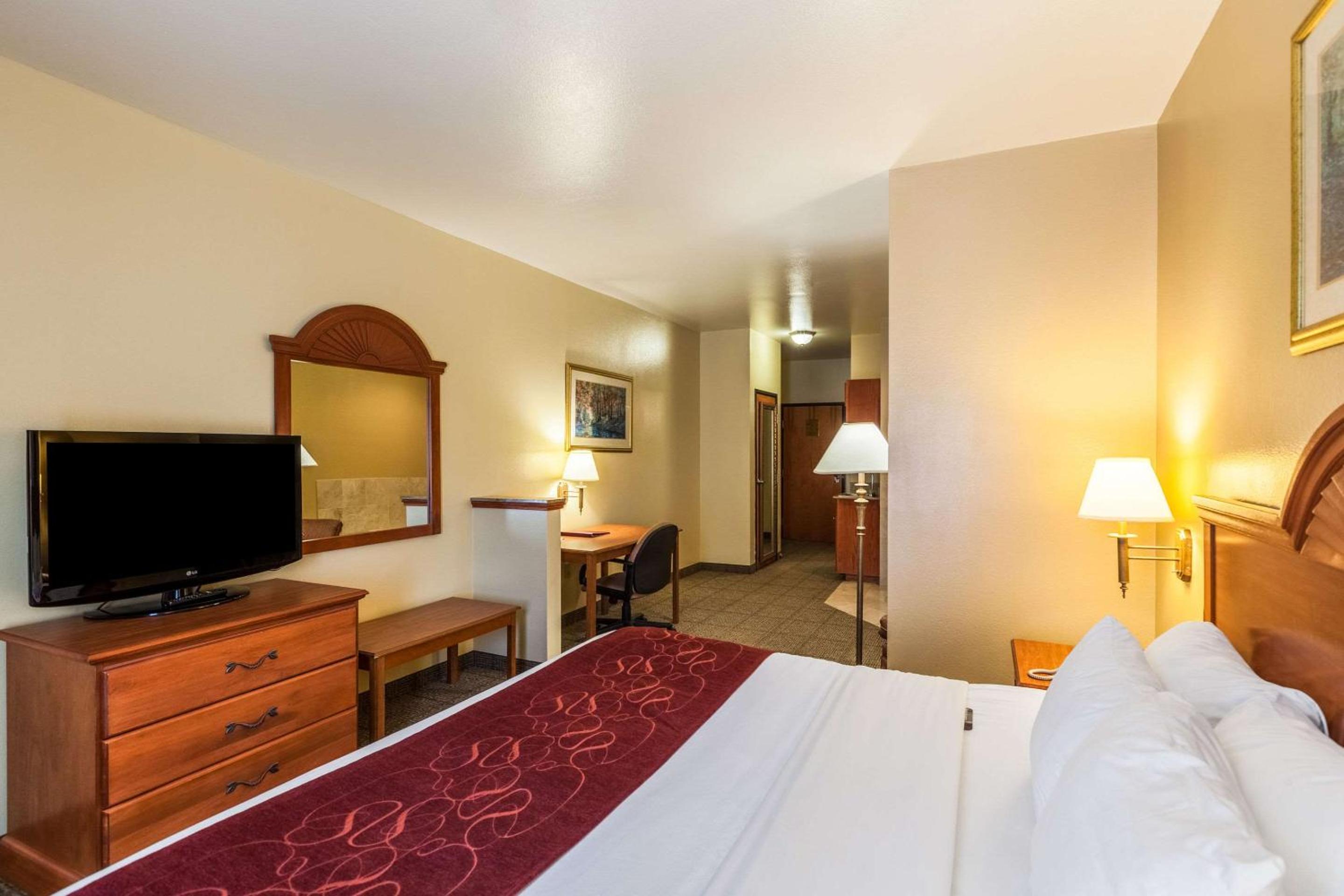 King Room - Non-Smoking - Photo 4