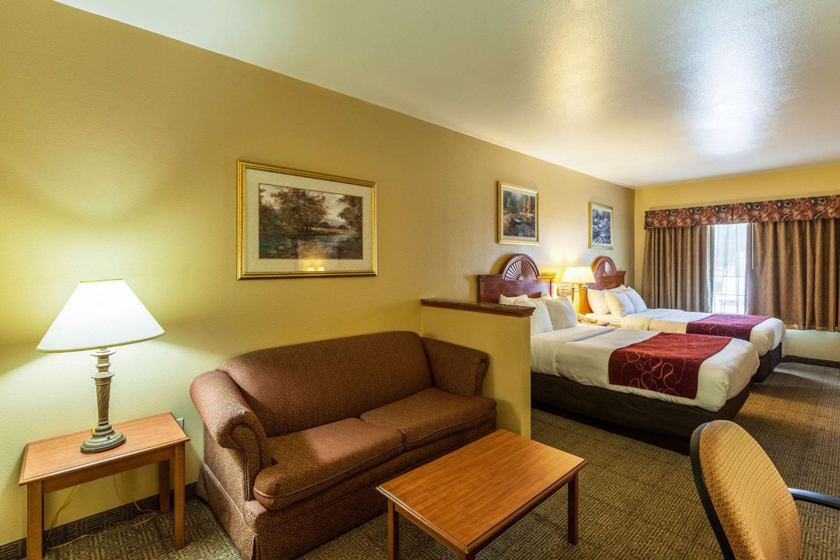Queen Suite with Two Queen Beds - Non-Smoking - Photo 4