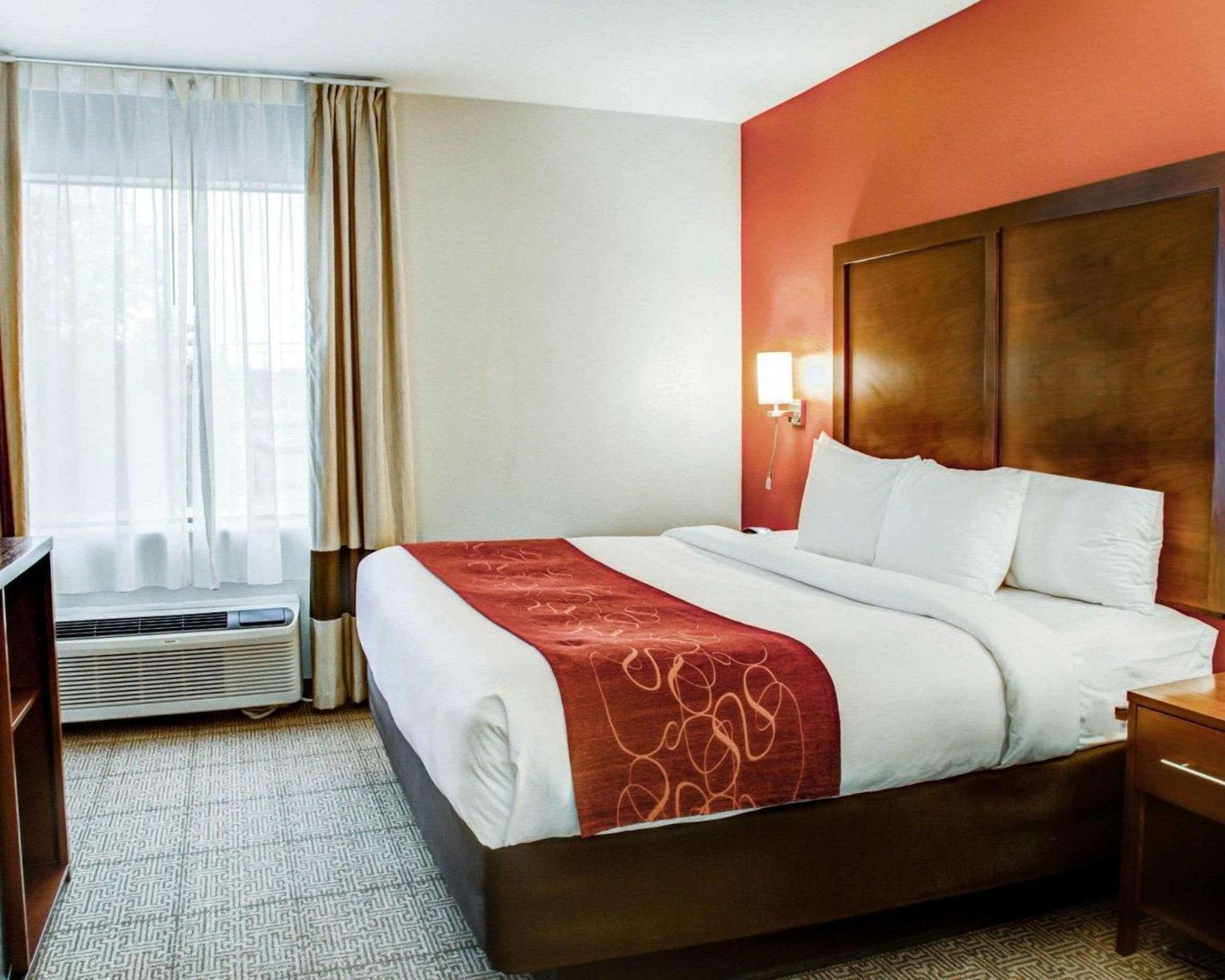 King Suite - Non-Smoking - Photo 3