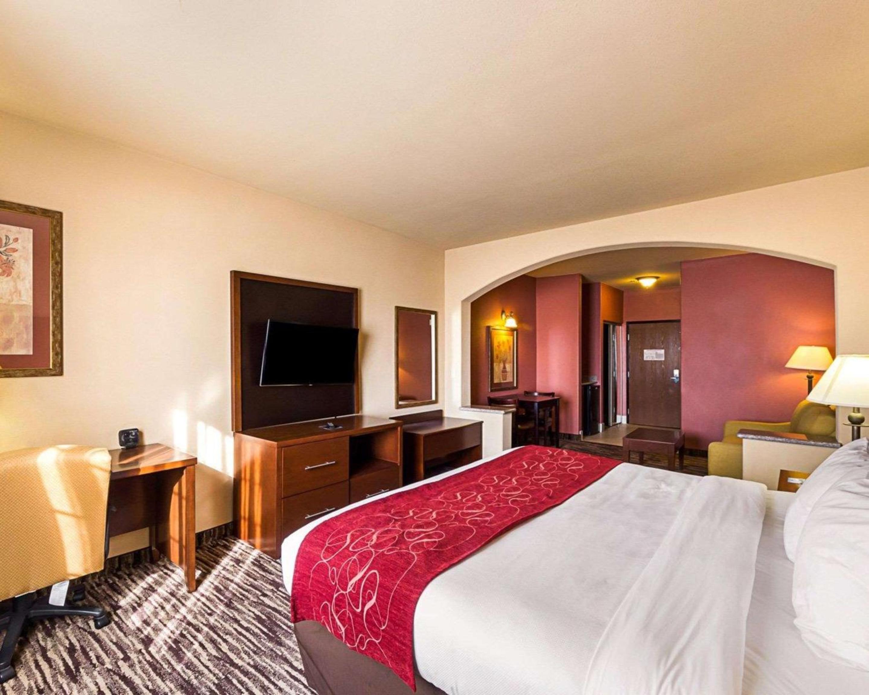 King Suite - Non-Smoking - Photo 2
