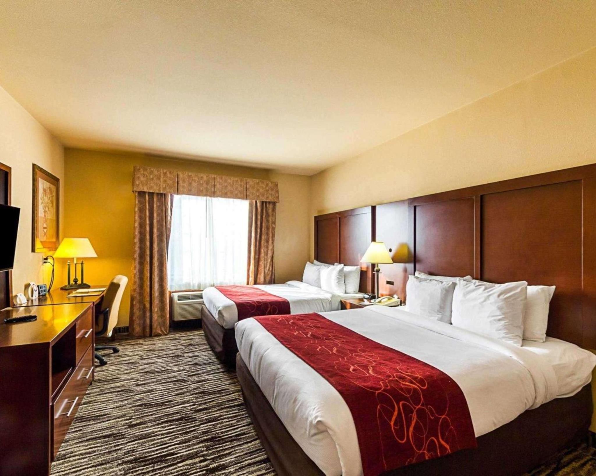 Queen Suite with Two Queen Beds - Non-Smoking - Photo 2