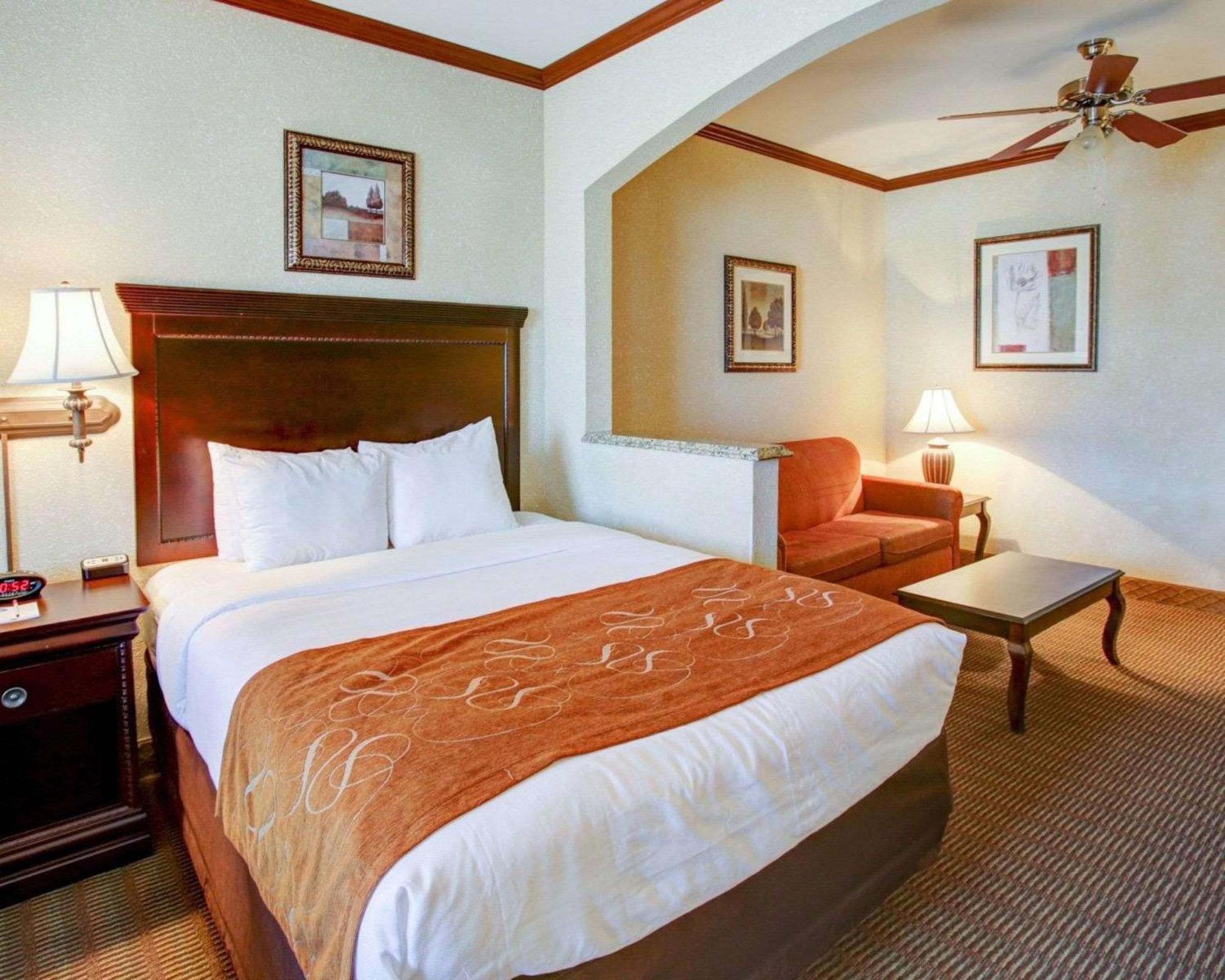 Queen Suite with Two Queen Beds - Non-Smoking - Photo 1