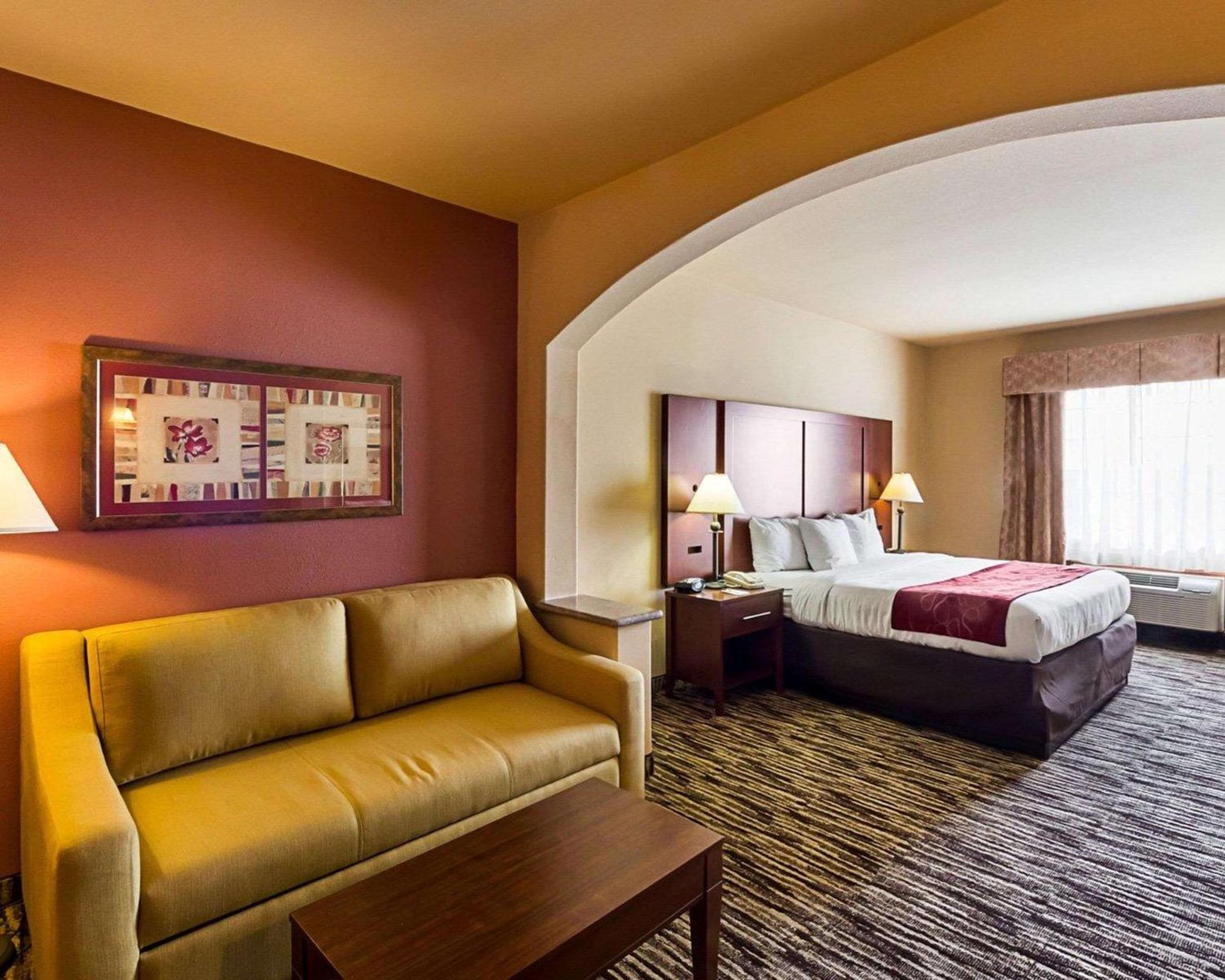 King Suite - Non-Smoking - Photo 3