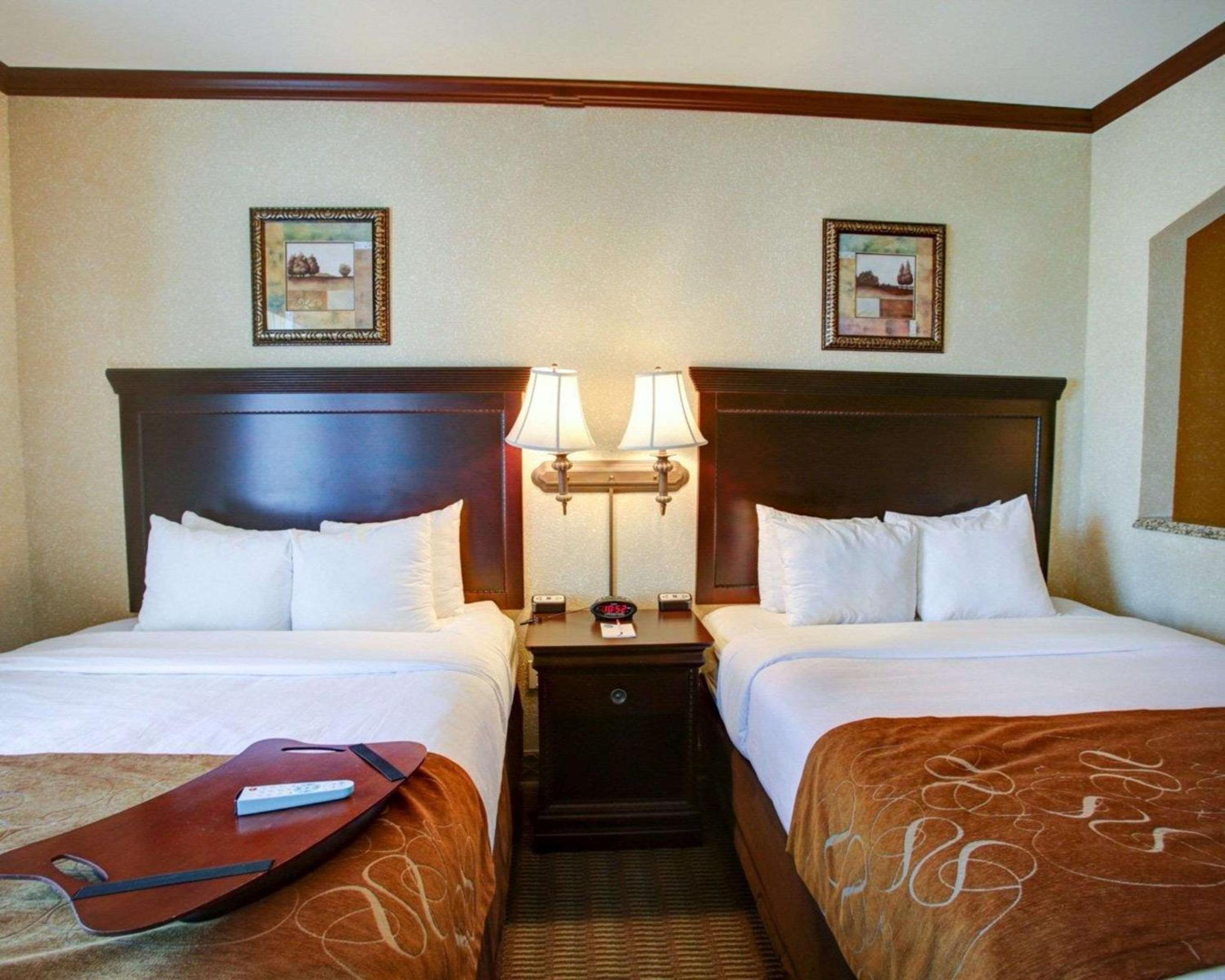 Queen Suite with Two Queen Beds - Non-Smoking - Photo 6
