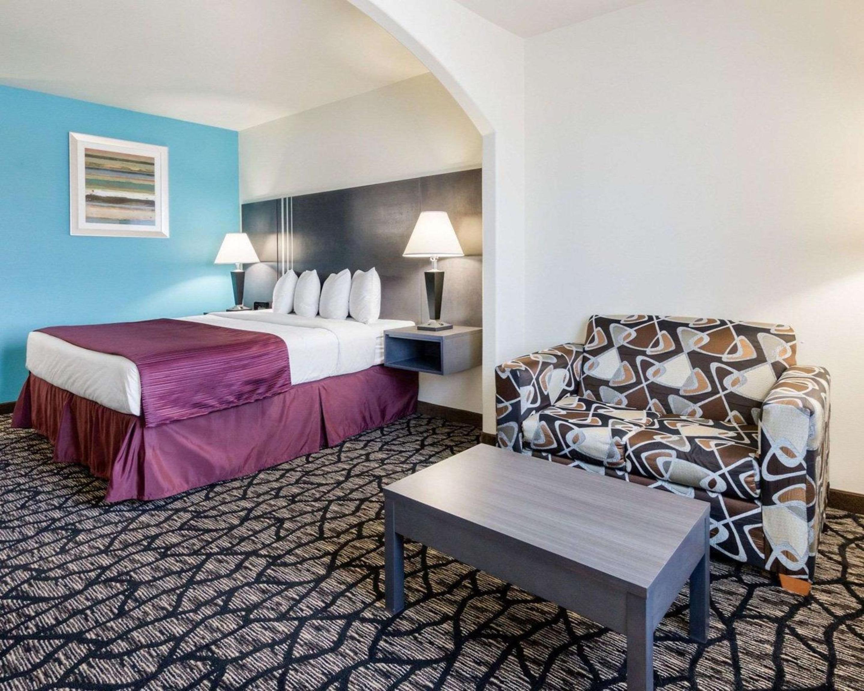King Suite - Non-Smoking - Photo 2