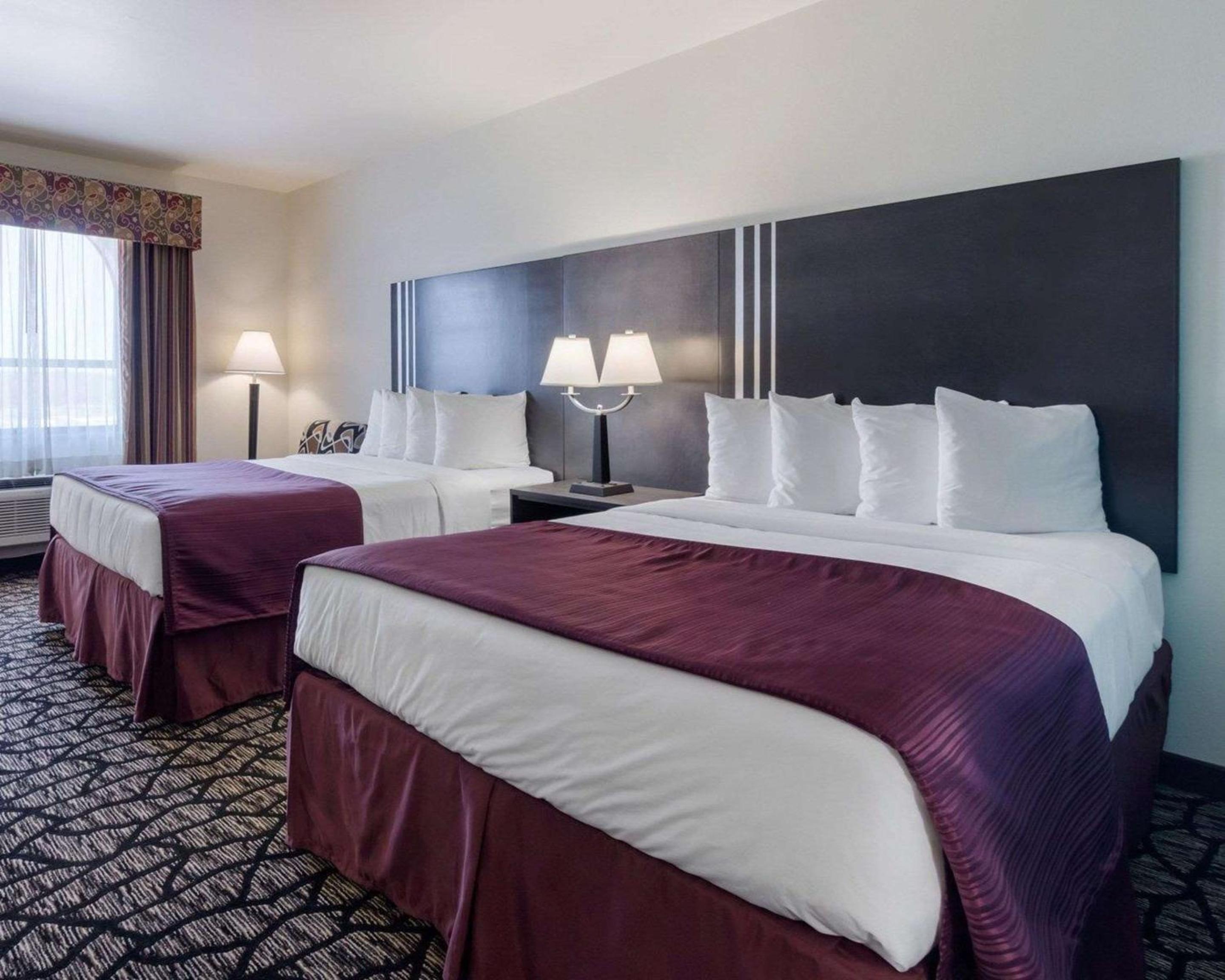 Queen Room with Two Queen Beds - Non-Smoking - Photo 2