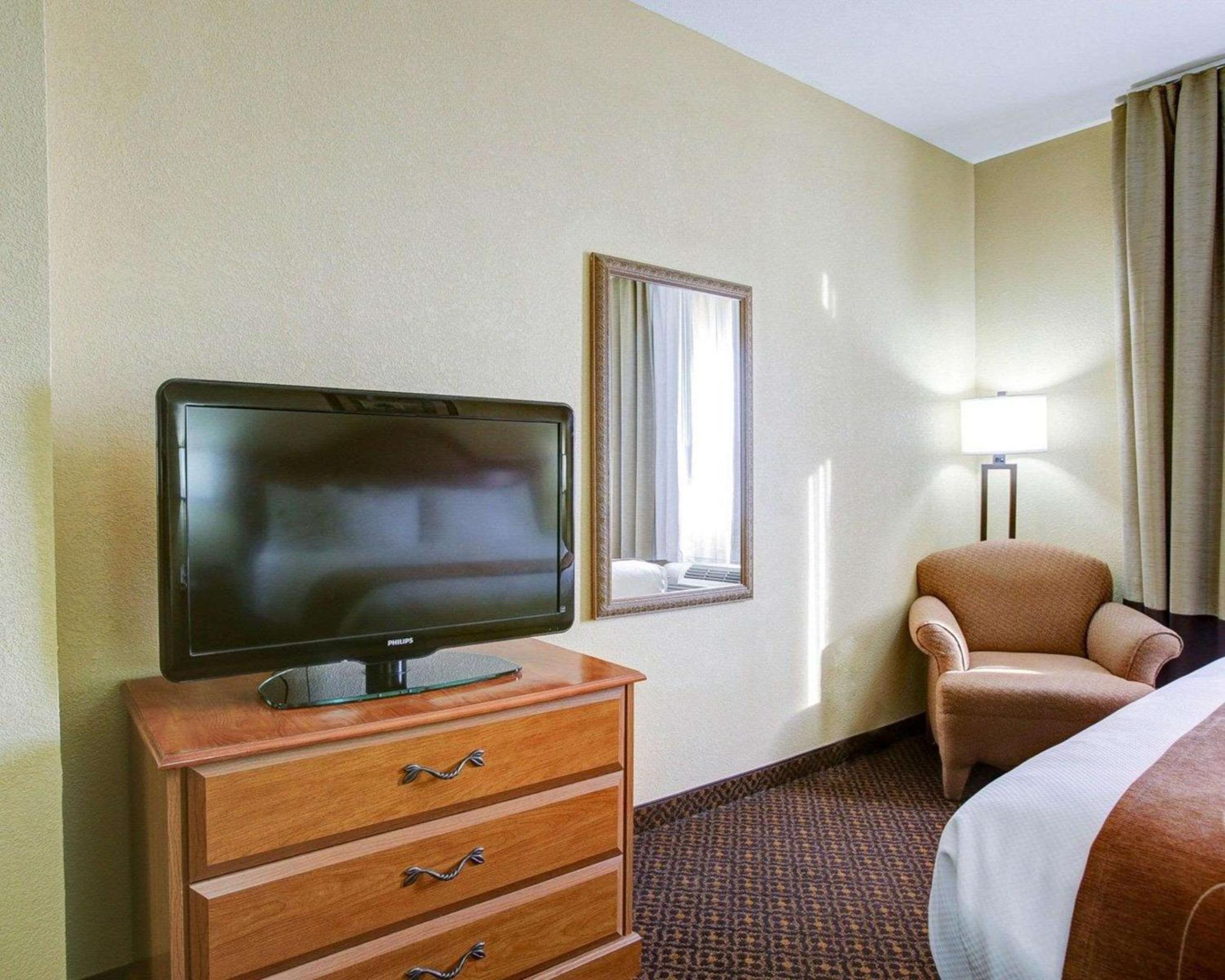King Suite - Non-Smoking - Photo 2