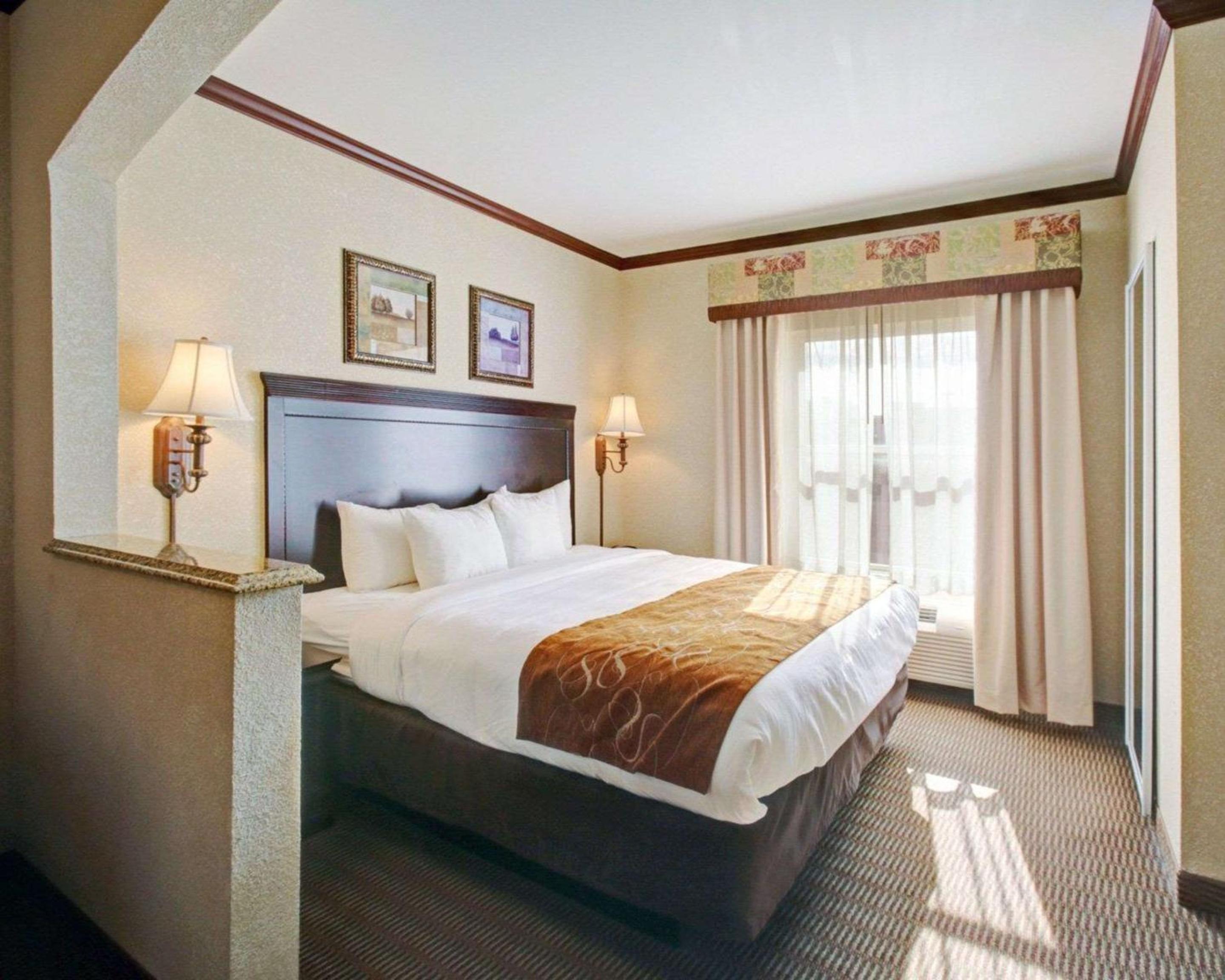 King Suite - Non-Smoking - Photo 4
