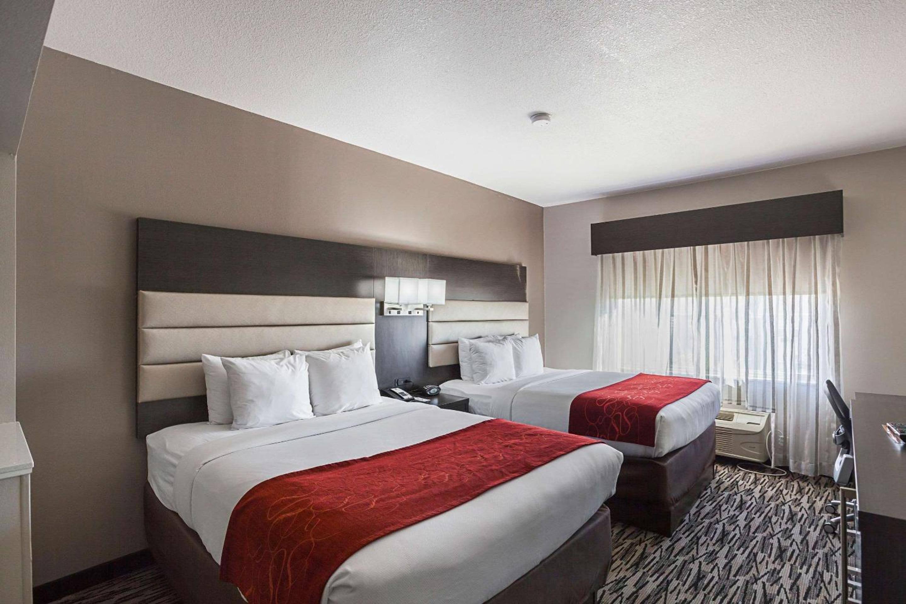 Queen Suite with Two Queen Beds - Non-Smoking - Photo 4