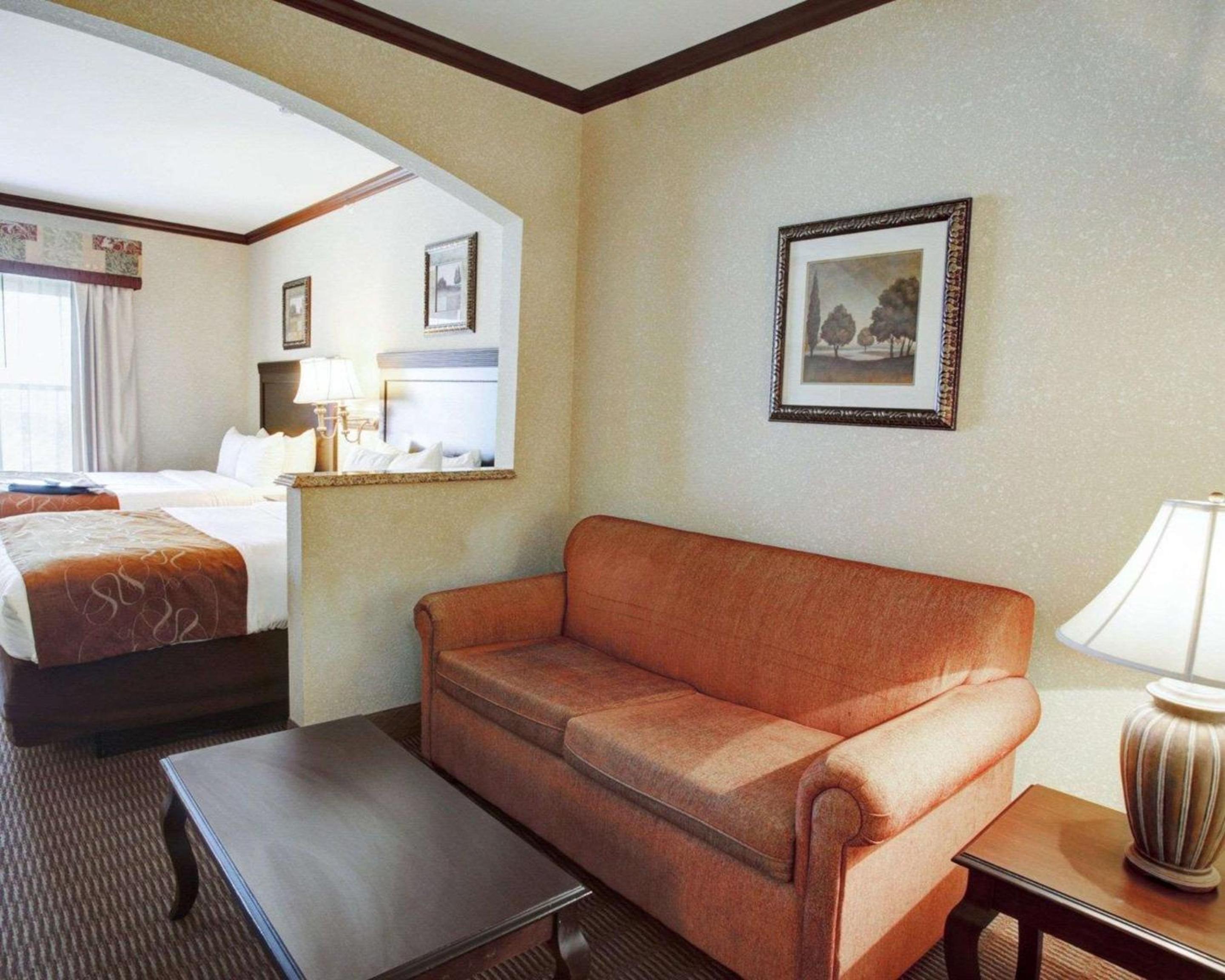 Queen Suite with Two Queen Beds - Non-Smoking - Photo 2