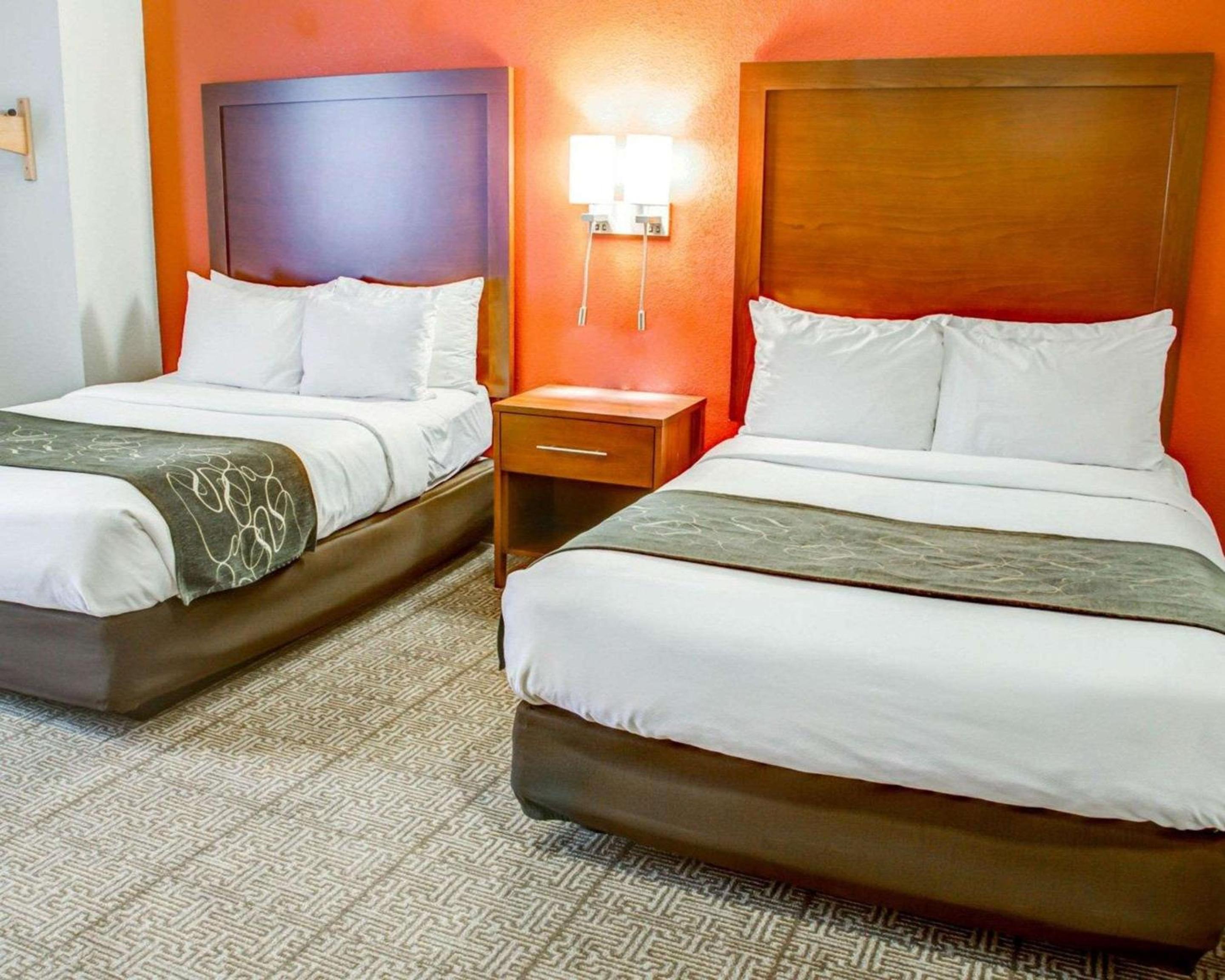 Queen Suite with Two Queen Beds - Mobility Accessible/Non-Smoking - Photo 2