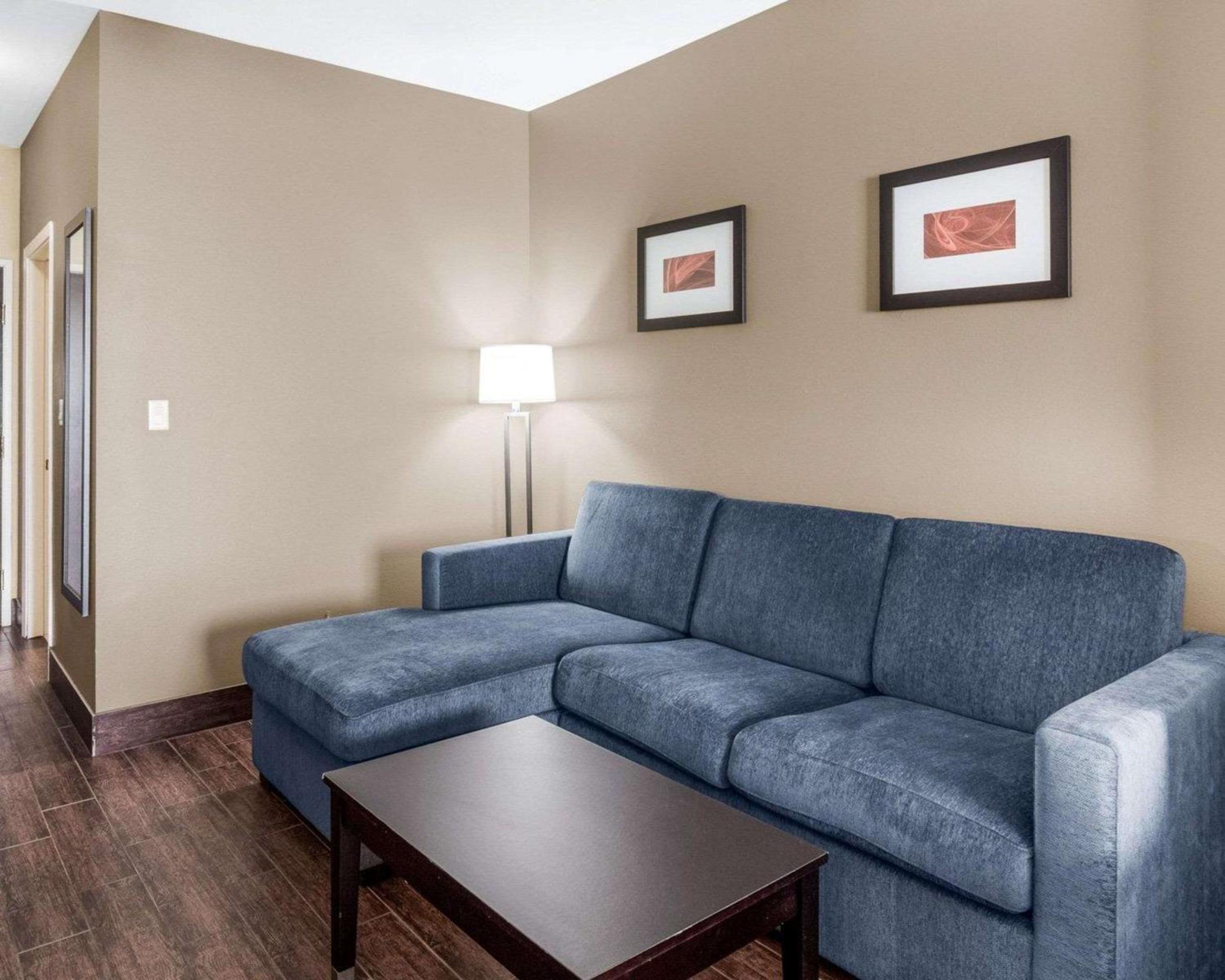 Queen Suite with Two Queen Beds - Non-Smoking - Photo 6