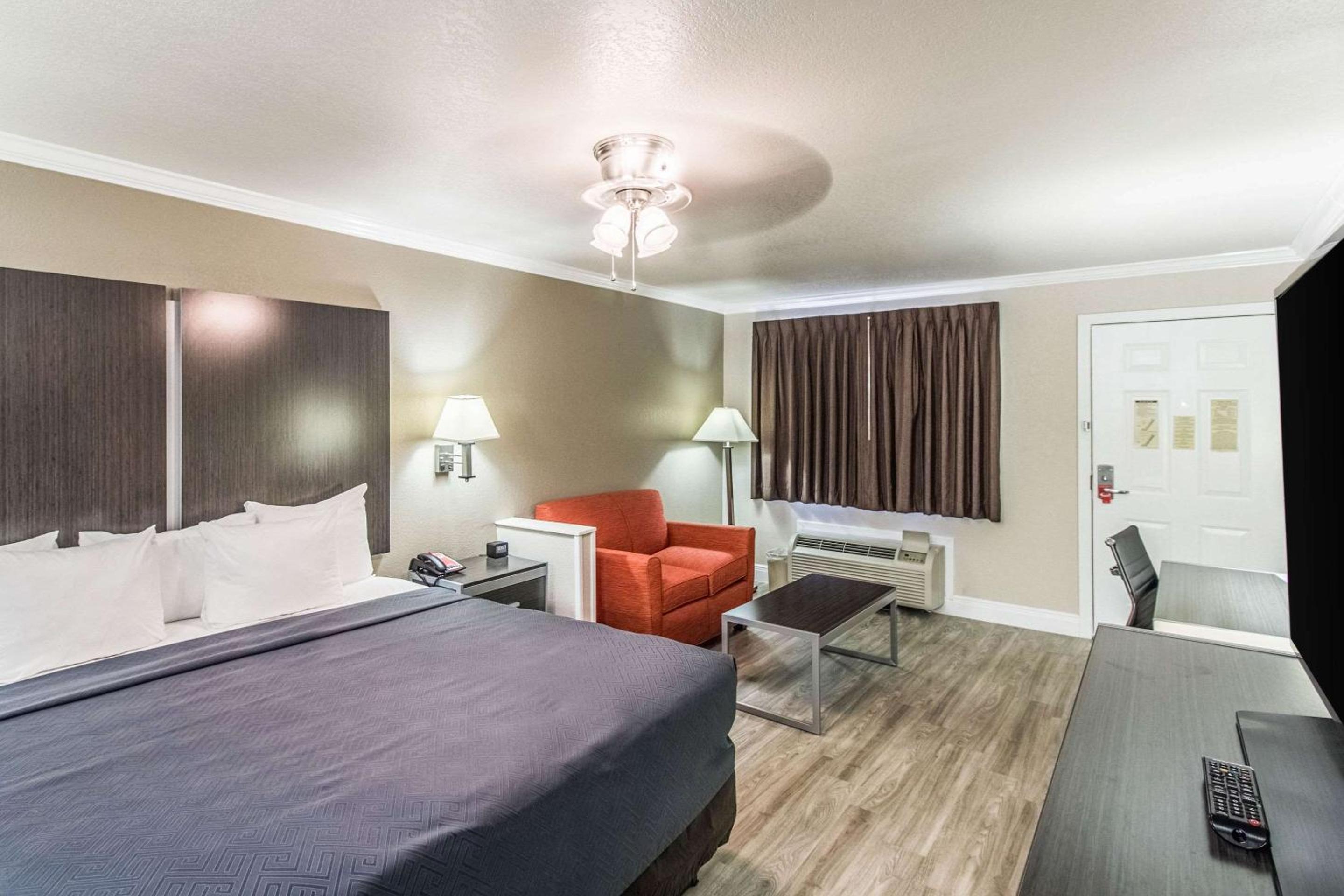 King Room - Non-Smoking - Photo 4