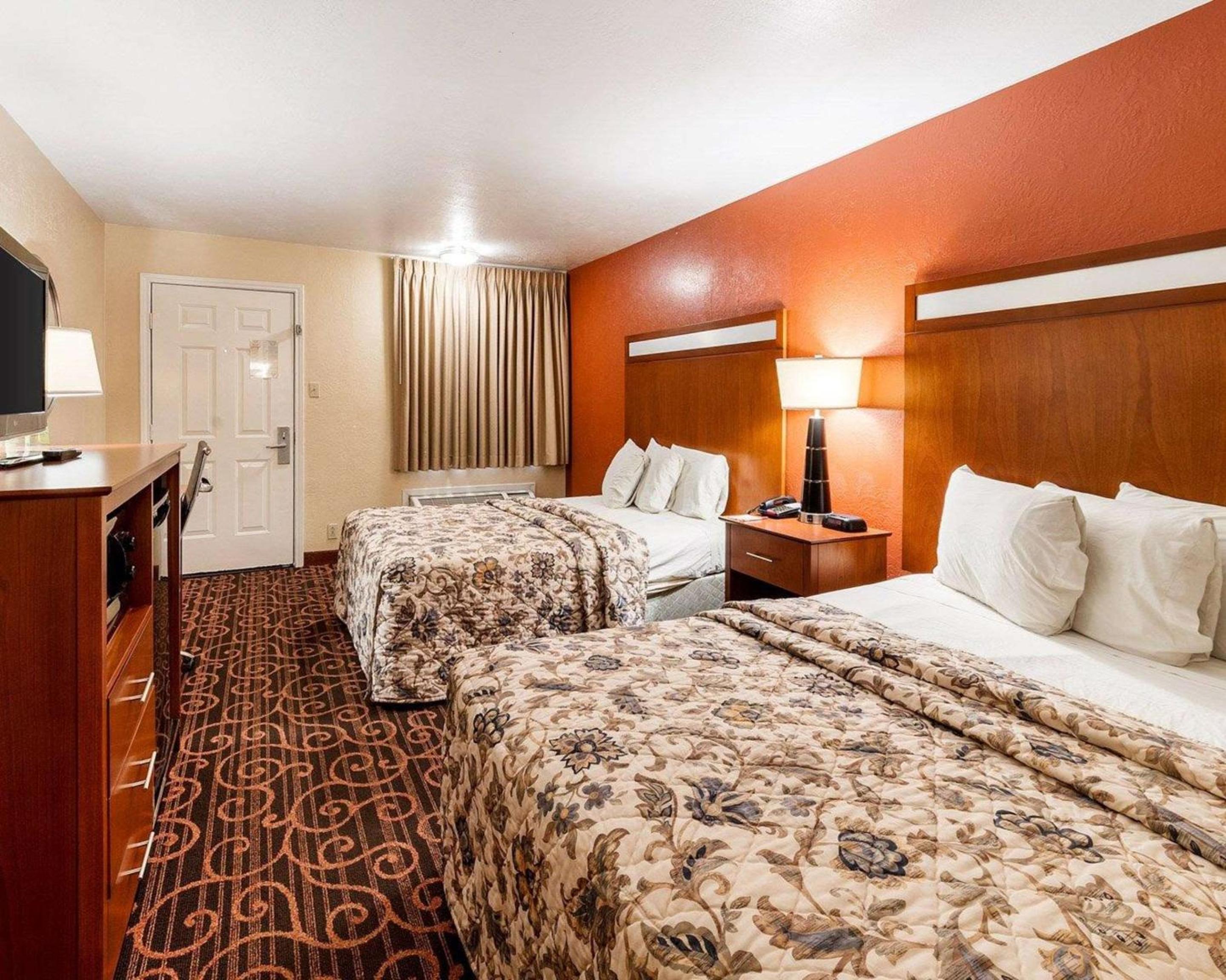 Queen Room with Two Queen Beds - Smoking - Photo 1