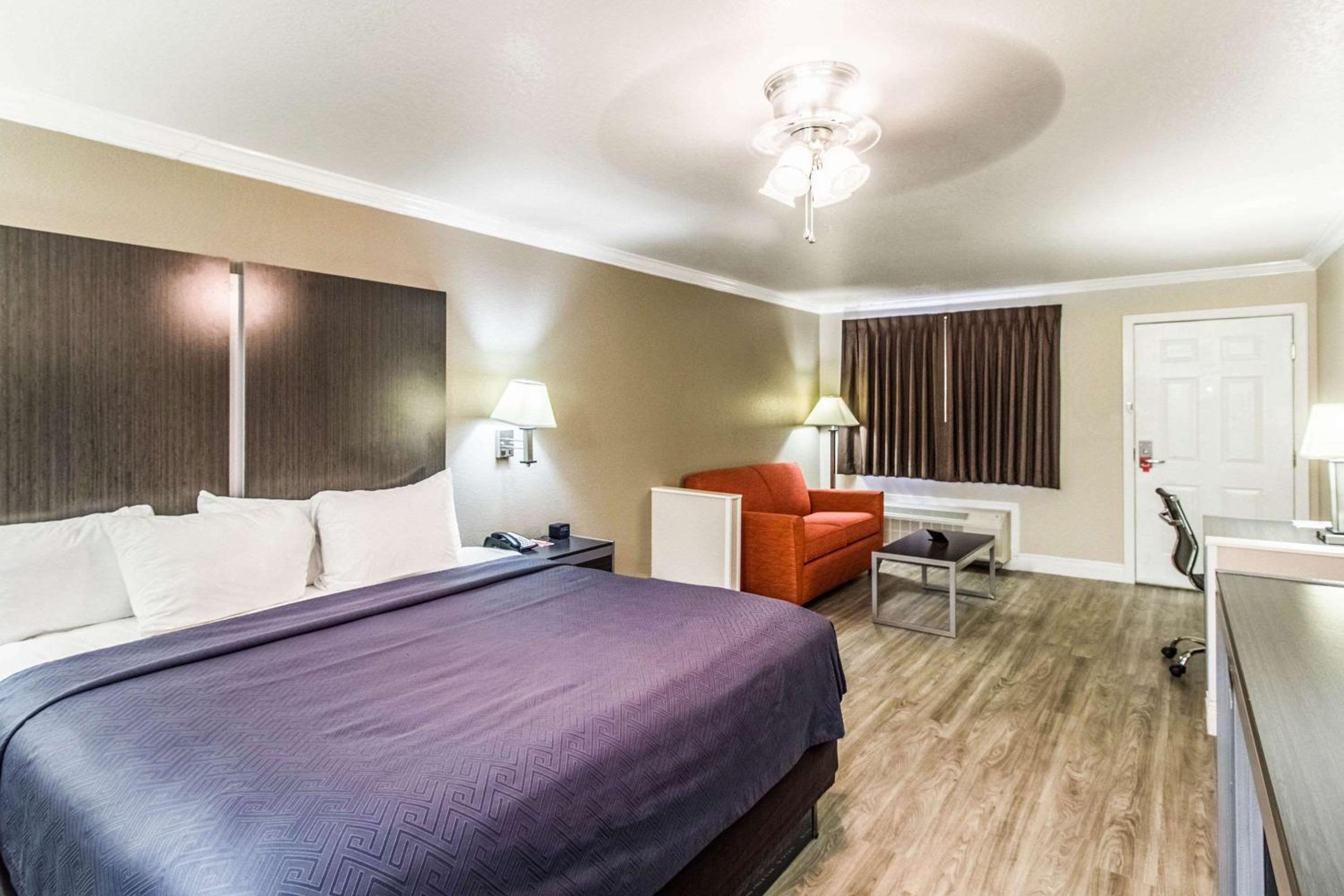 King Room - Non-Smoking - Photo 1