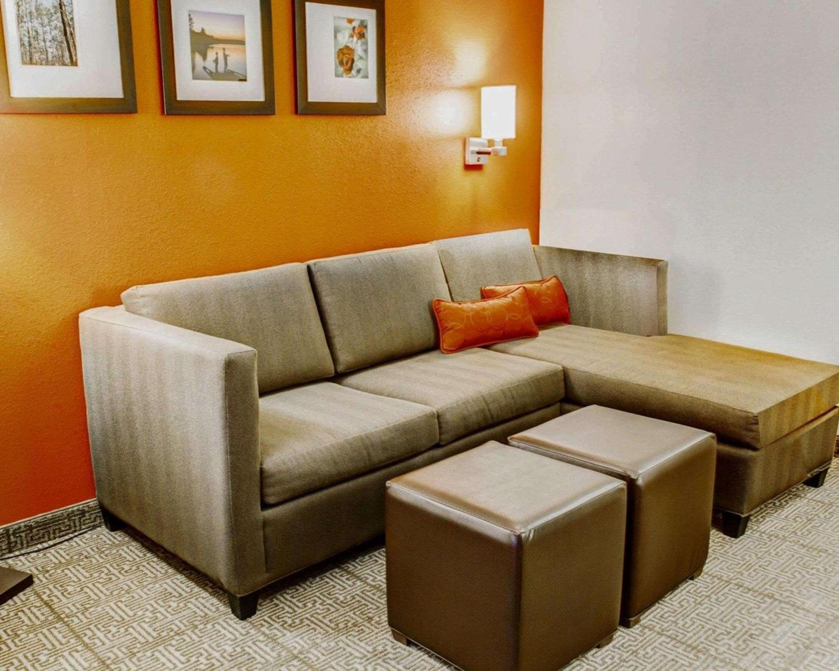 King Suite - Non-Smoking - Photo 4